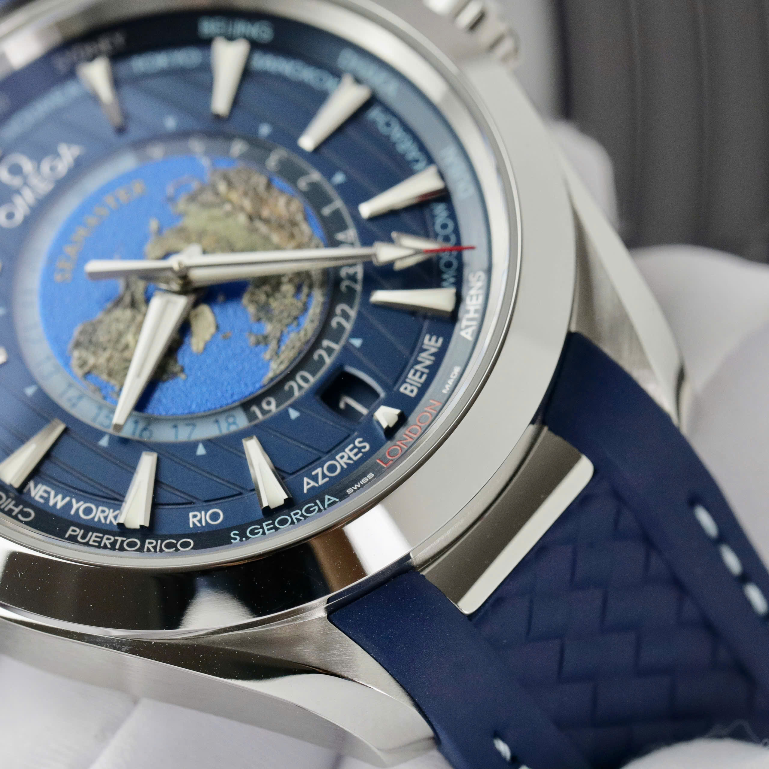 Đồng Hồ Omega Replica Aqua Terra World Timer Dây Cao Su Màu Xanh Nhà Máy VS 41mm (6) Đồng Hồ Omega Replica Aqua Terra World Timer Dây Cao Su Màu Xanh Nhà Máy VS 41mm (9)