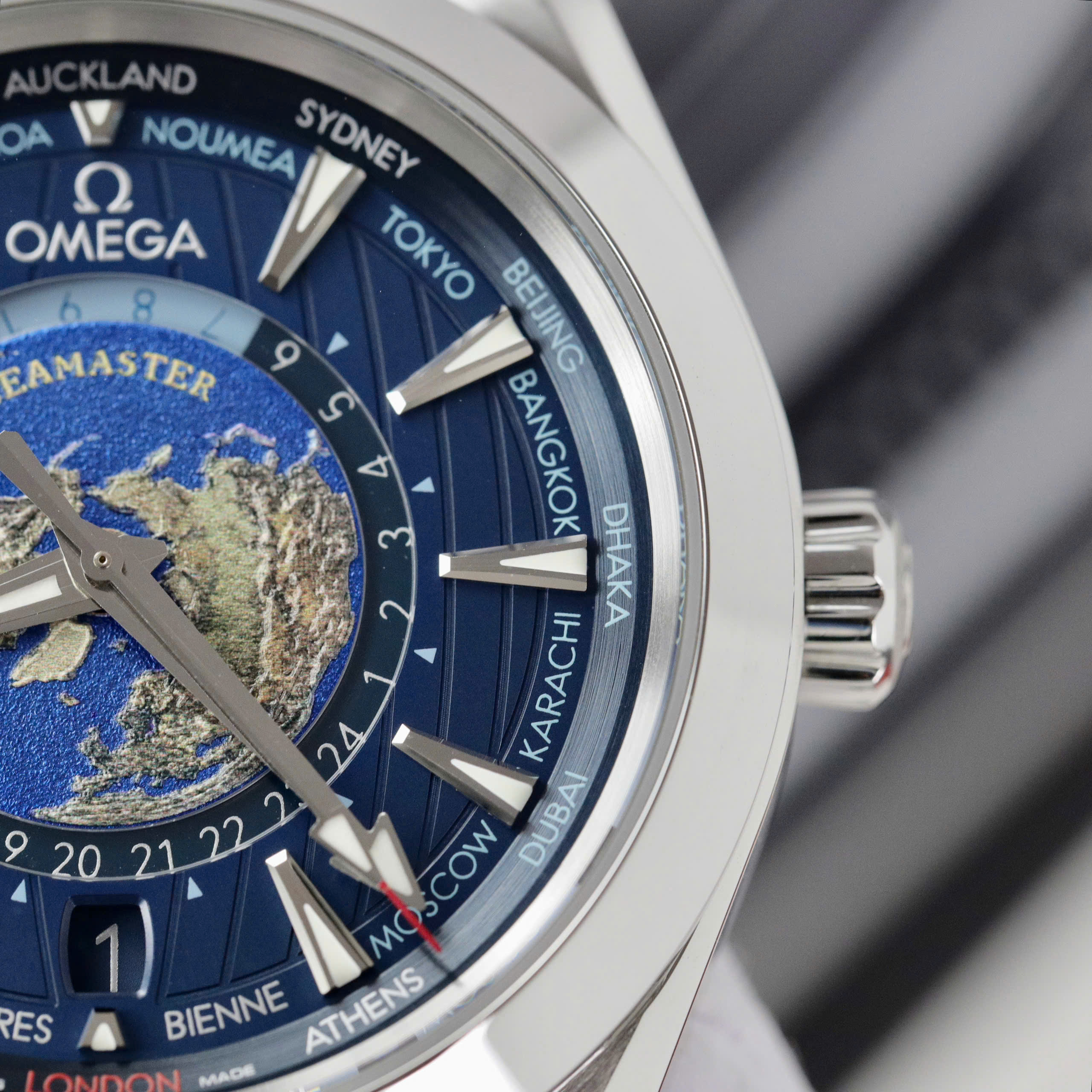 Đồng Hồ Omega Replica Aqua Terra World Timer Dây Cao Su Màu Xanh Nhà Máy VS 41mm (8) Đồng Hồ Omega Replica Aqua Terra World Timer Dây Cao Su Màu Xanh Nhà Máy VS 41mm (9)