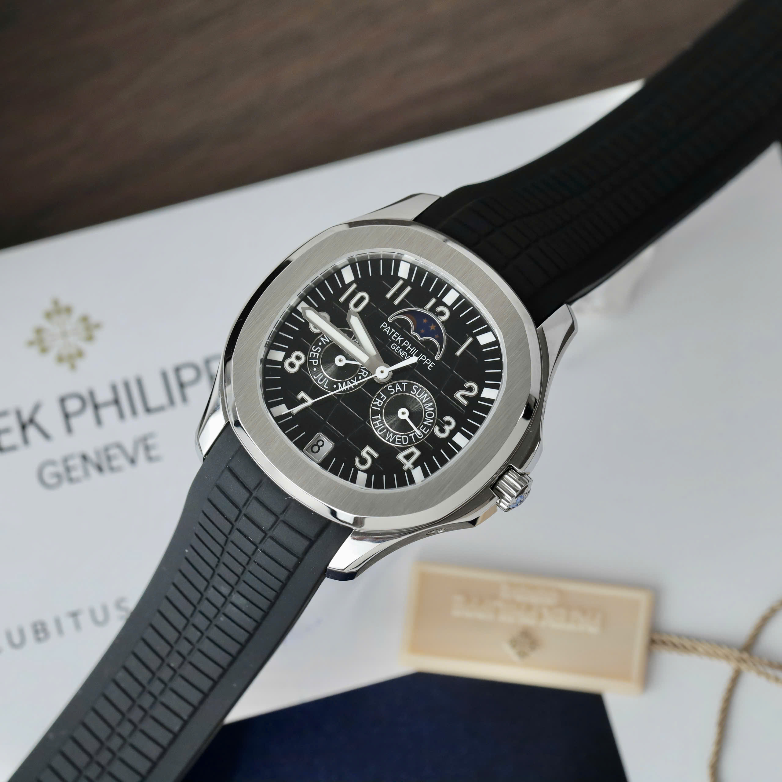 Đồng Hồ Patek Philippe Chế Tác Aquanaut 5261G Automatic Máy Cơ Thuỵ Sỹ Mặt Xám 40mm (2) Đồng Hồ Patek Philippe Chế Tác Aquanaut 5261G Automatic Máy Cơ Thuỵ Sỹ Mặt Xám 40mm (1)