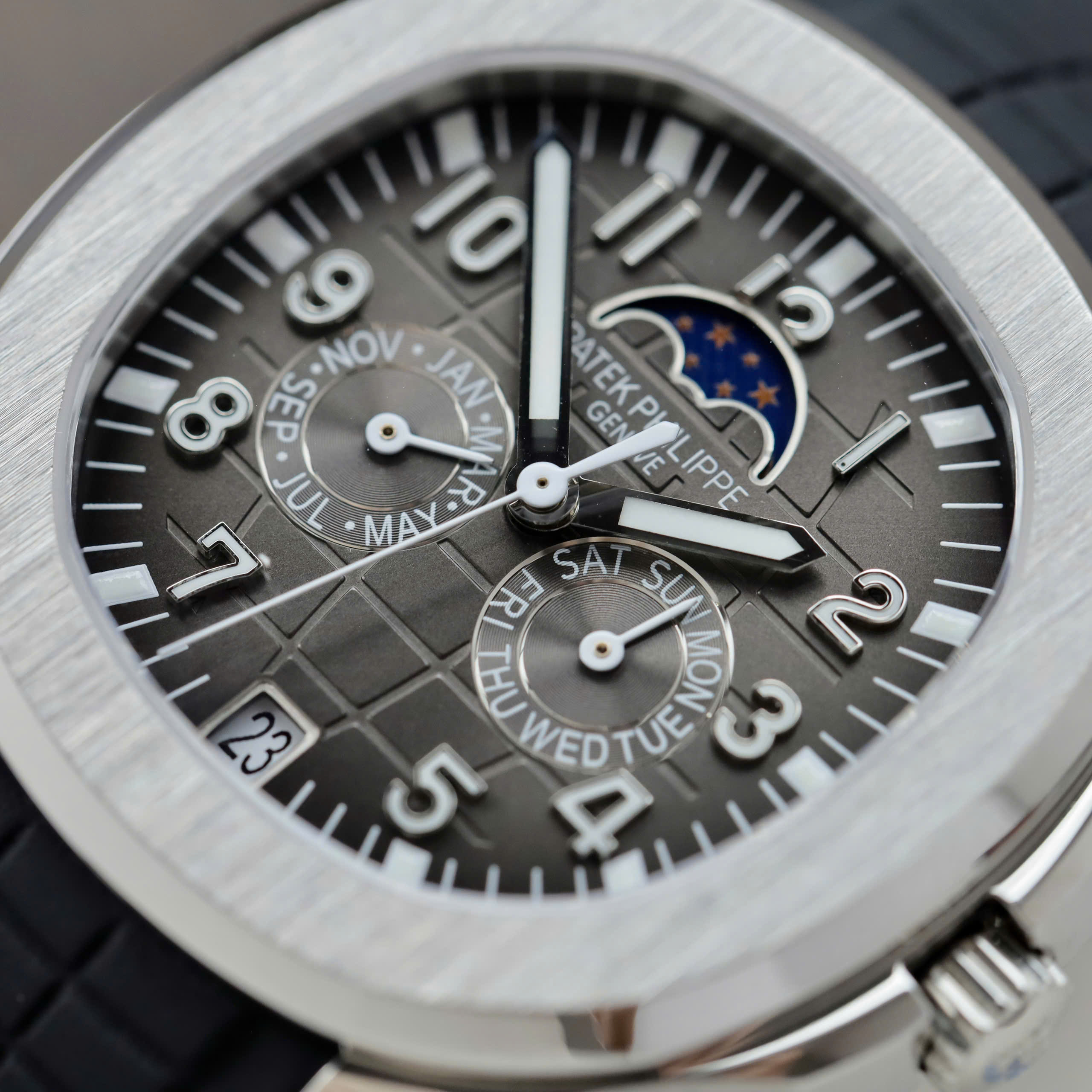 Đồng Hồ Patek Philippe Chế Tác Aquanaut 5261G Automatic Máy Cơ Thuỵ Sỹ Mặt Xám 40mm (4) Đồng Hồ Patek Philippe Chế Tác Aquanaut 5261G Automatic Máy Cơ Thuỵ Sỹ Mặt Xám 40mm (1)