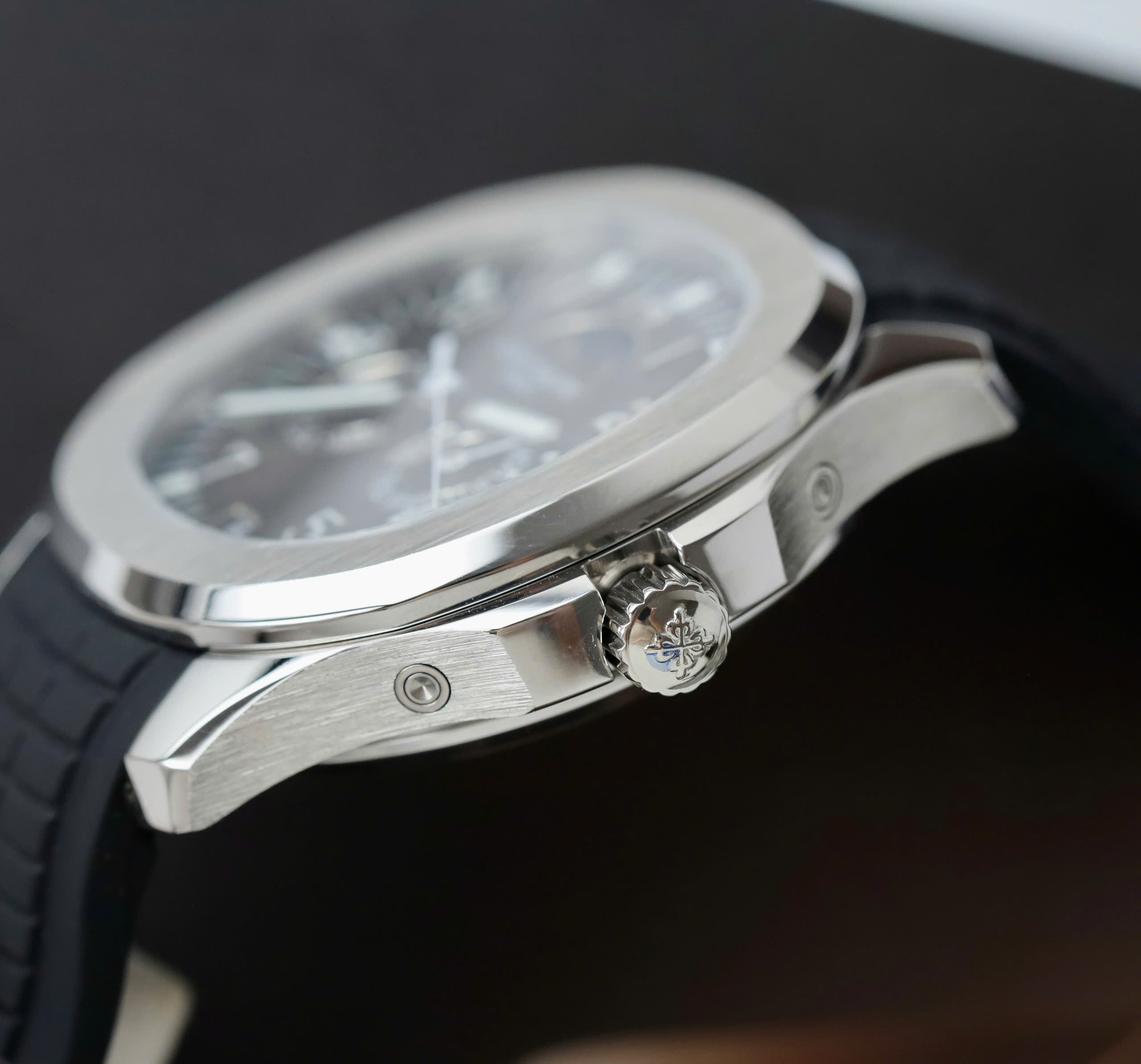 Đồng Hồ Patek Philippe Chế Tác Aquanaut 5261G Automatic Máy Cơ Thuỵ Sỹ Mặt Xám 40mm (6) Đồng Hồ Patek Philippe Chế Tác Aquanaut 5261G Automatic Máy Cơ Thuỵ Sỹ Mặt Xám 40mm (1)