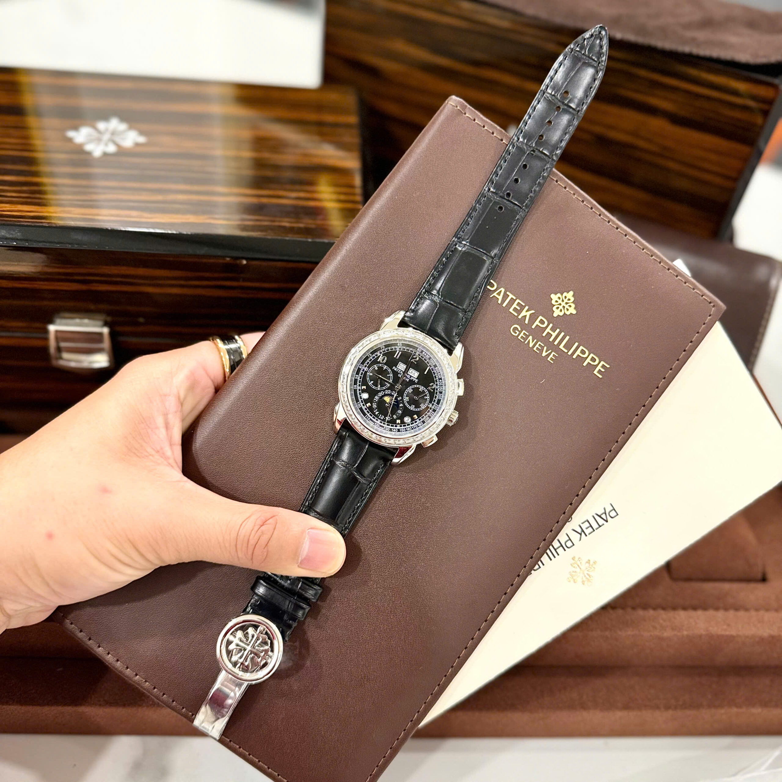 Đồng Hồ Patek Philippe Fake Cao Cấp Grand Complications 5271P Đính Đá 41mm (3) Đồng Hồ Patek Philippe Fake Cao Cấp Grand Complications 5271P Đính Đá 41mm (1)