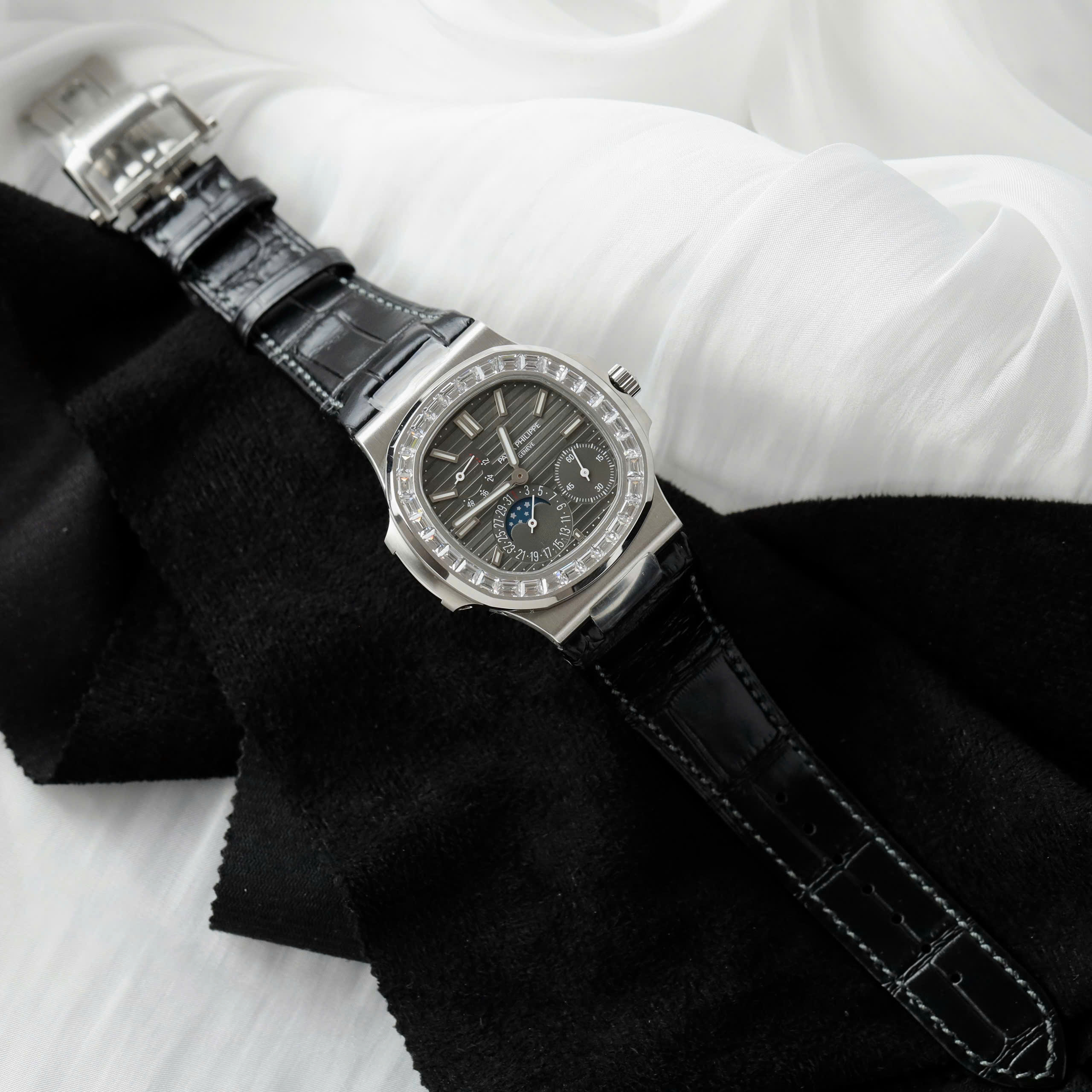 Đồng Hồ Patek Philippe Nautilus 5724G Rep 1 1 Đính Đá Mặt Xám Nhà Máy PPF 40mm (2) Đồng Hồ Patek Philippe Nautilus 5724G Rep 1 1 Đính Đá Mặt Xám Nhà Máy PPF 40mm (1)