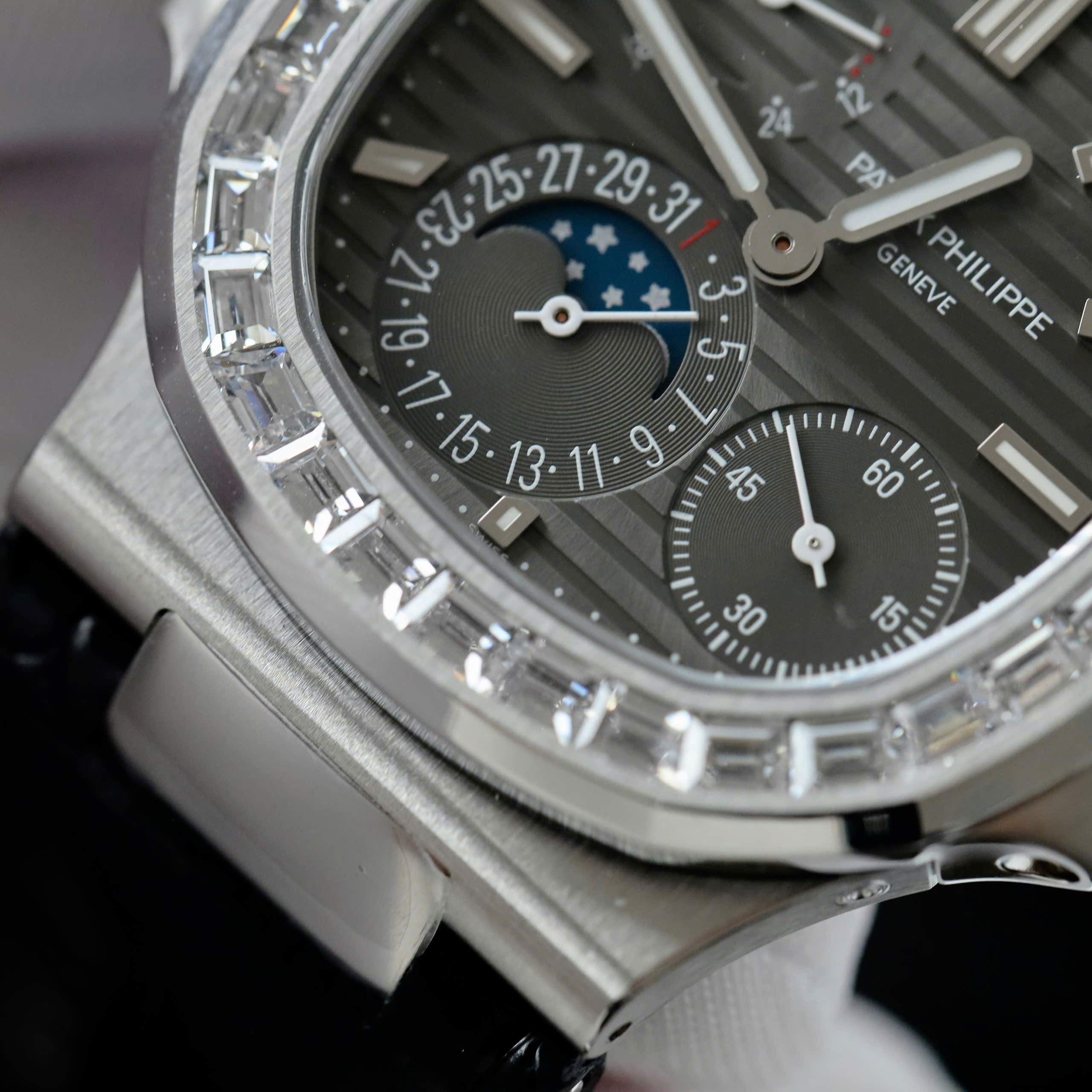 Đồng Hồ Patek Philippe Nautilus 5724G Rep 1 1 Đính Đá Mặt Xám Nhà Máy PPF 40mm (5)