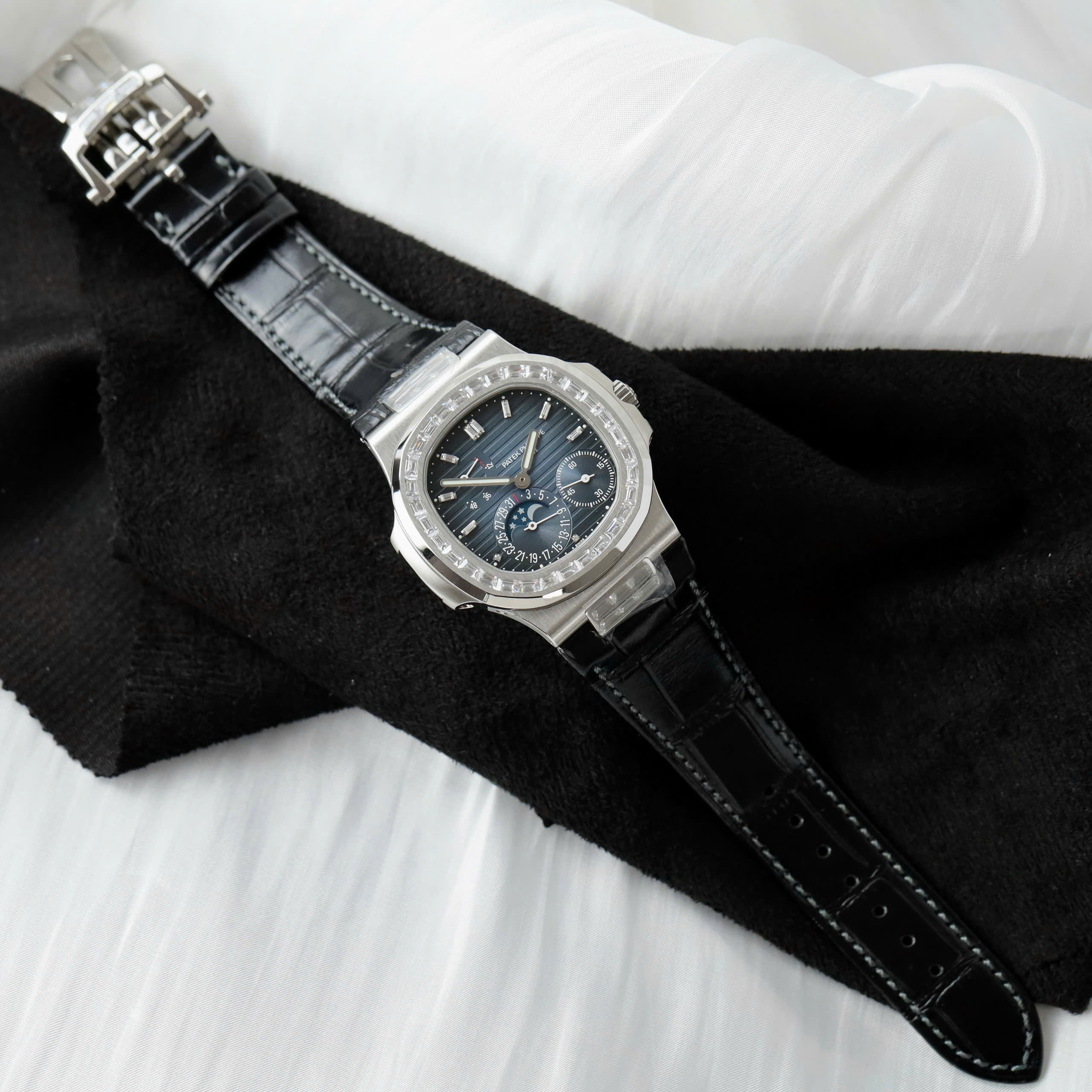 Đồng Hồ Patek Philippe Nautilus 5724G Rep 1 1 Đính Đá Mặt Xanh Nhà Máy PPF 40mm (2) Đồng Hồ Patek Philippe Nautilus 5724G Rep 1 1 Đính Đá Mặt Xanh Nhà Máy PPF 40mm (2)