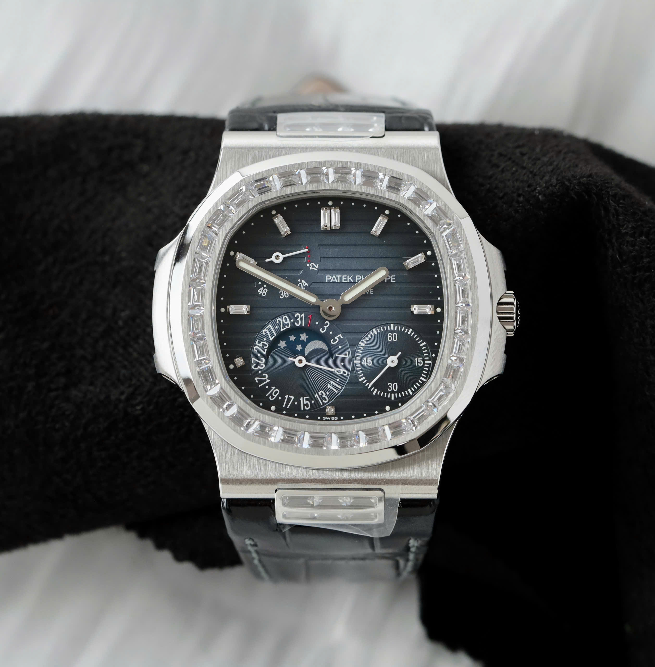 Đồng Hồ Patek Philippe Nautilus 5724G Rep 1 1 Đính Đá Mặt Xanh Nhà Máy PPF 40mm (3) Đồng Hồ Patek Philippe Nautilus 5724G Rep 1 1 Đính Đá Mặt Xanh Nhà Máy PPF 40mm (2)