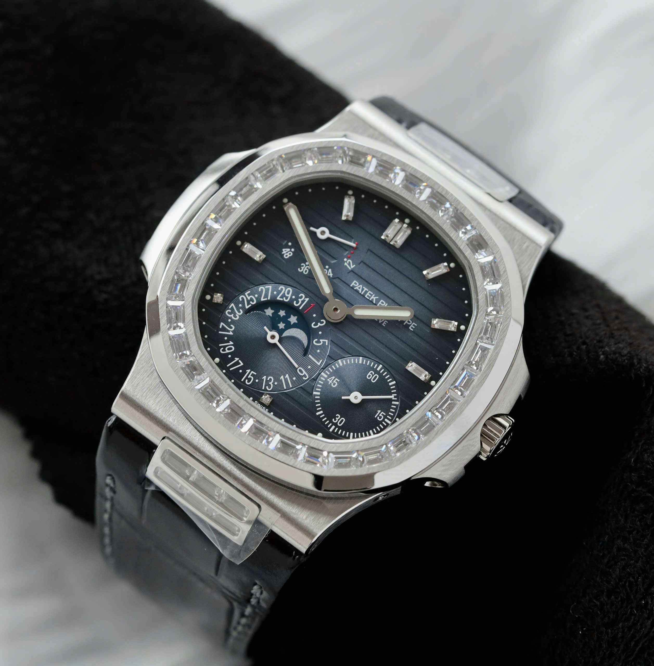 Đồng Hồ Patek Philippe Nautilus 5724G Rep 1 1 Đính Đá Mặt Xanh Nhà Máy PPF 40mm (4) Đồng Hồ Patek Philippe Nautilus 5724G Rep 1 1 Đính Đá Mặt Xanh Nhà Máy PPF 40mm (2)