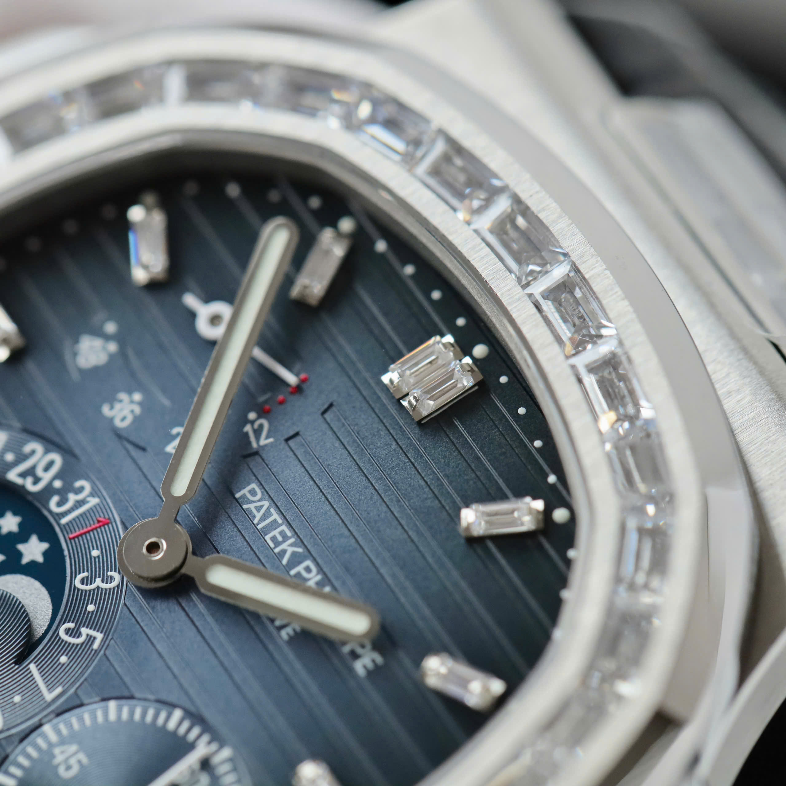 Đồng Hồ Patek Philippe Nautilus 5724G Rep 1 1 Đính Đá Mặt Xanh Nhà Máy PPF 40mm (6) Đồng Hồ Patek Philippe Nautilus 5724G Rep 1 1 Đính Đá Mặt Xanh Nhà Máy PPF 40mm (2)