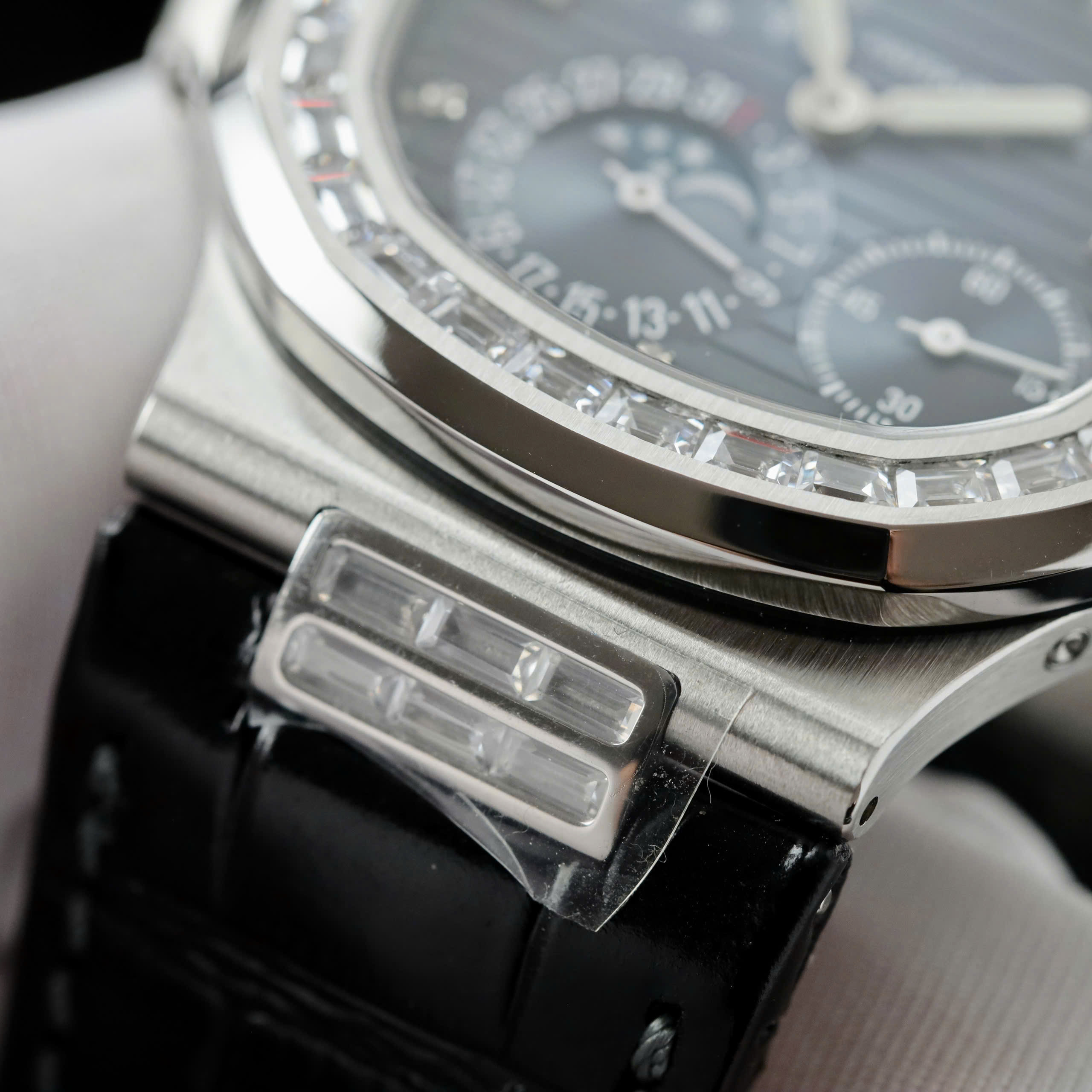 Đồng Hồ Patek Philippe Nautilus 5724G Rep 1 1 Đính Đá Mặt Xanh Nhà Máy PPF 40mm (7) Đồng Hồ Patek Philippe Nautilus 5724G Rep 1 1 Đính Đá Mặt Xanh Nhà Máy PPF 40mm (2)