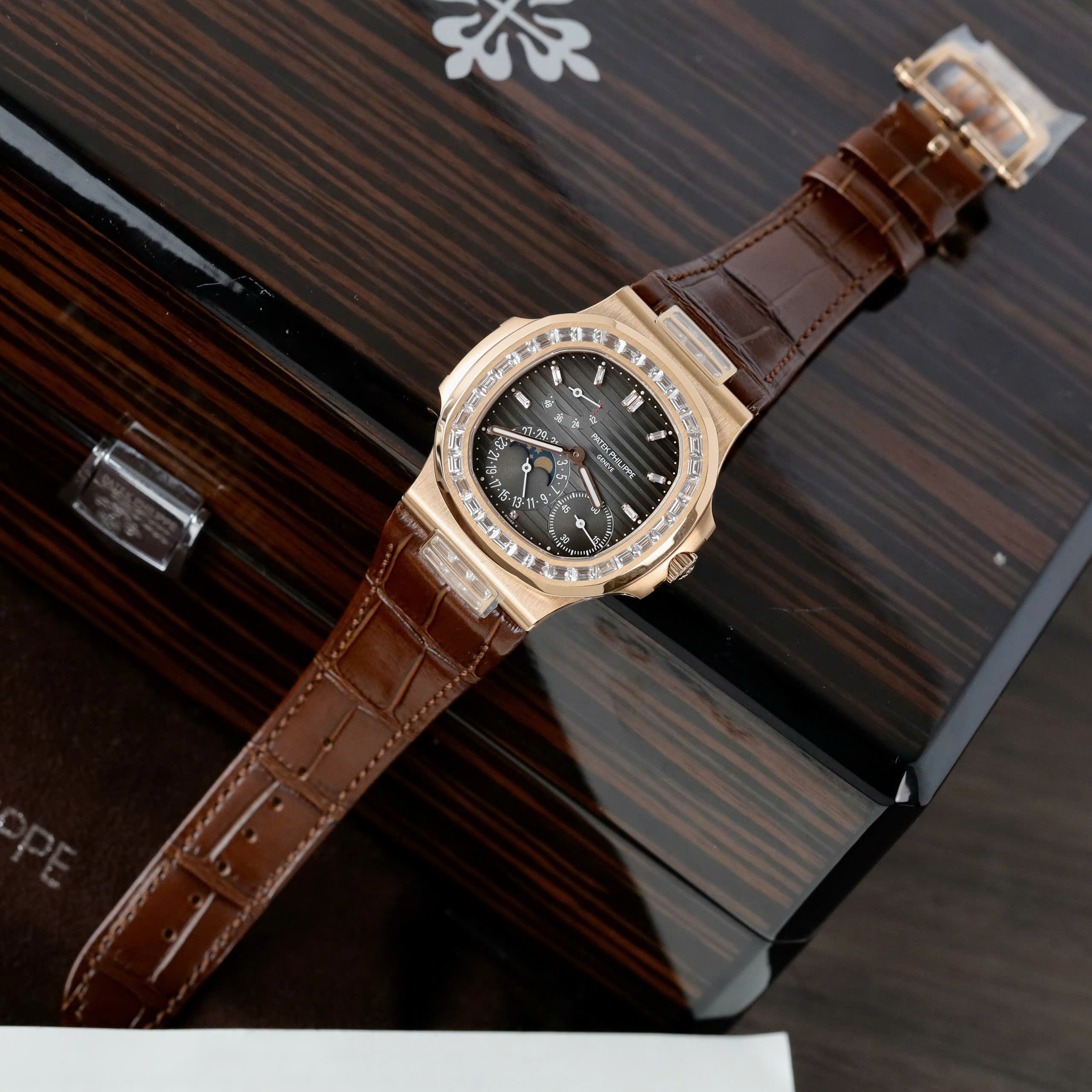 Đồng Hồ Patek Philippe Nautilus 5724R Rep 1 1 Đính Đá Dây Da Nhà Máy PPF 40mm (1)