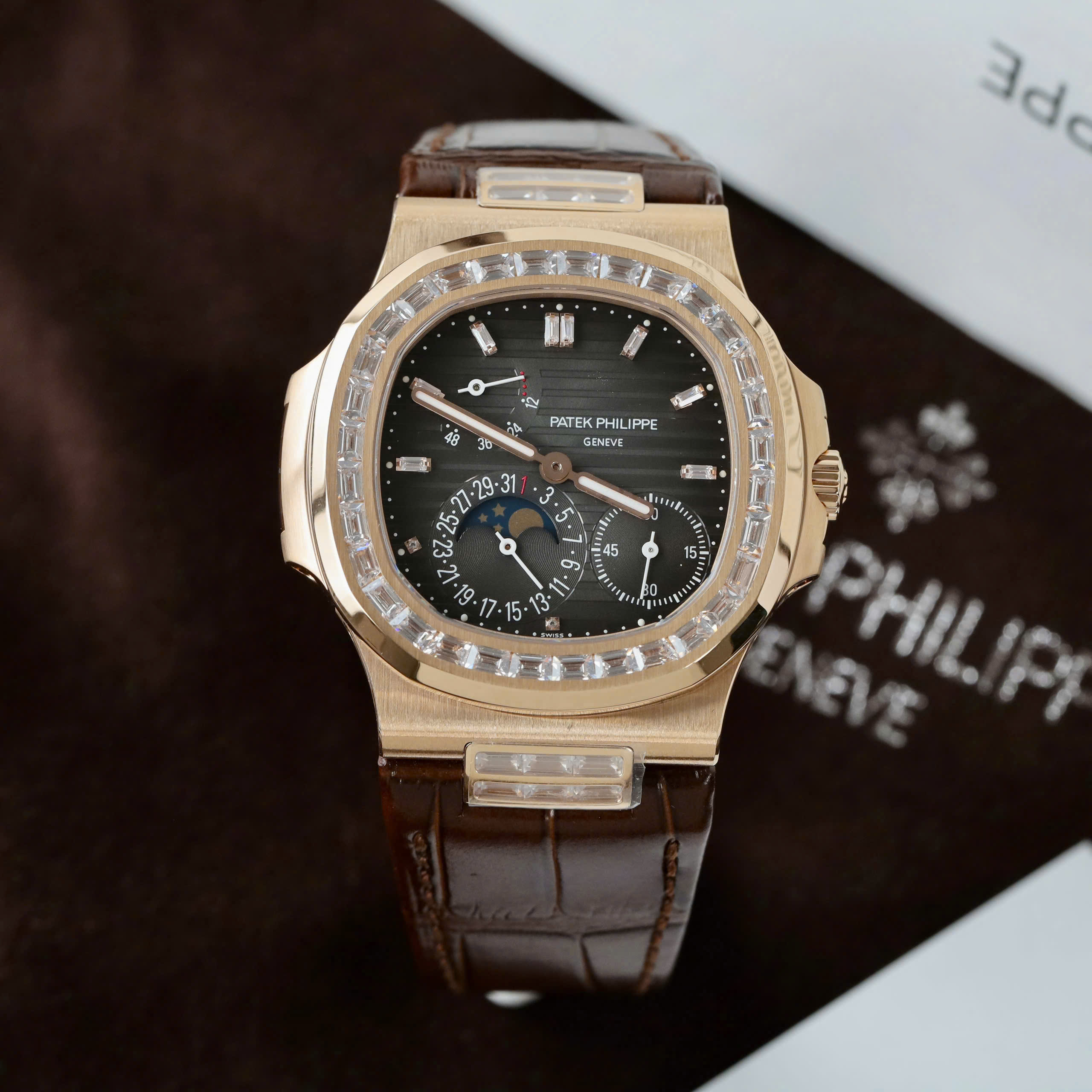 Đồng Hồ Patek Philippe Nautilus 5724R Rep 1 1 Đính Đá Dây Da Nhà Máy PPF 40mm (2) Đồng Hồ Patek Philippe Nautilus 5724R Rep 1 1 Đính Đá Dây Da Nhà Máy PPF 40mm (11)