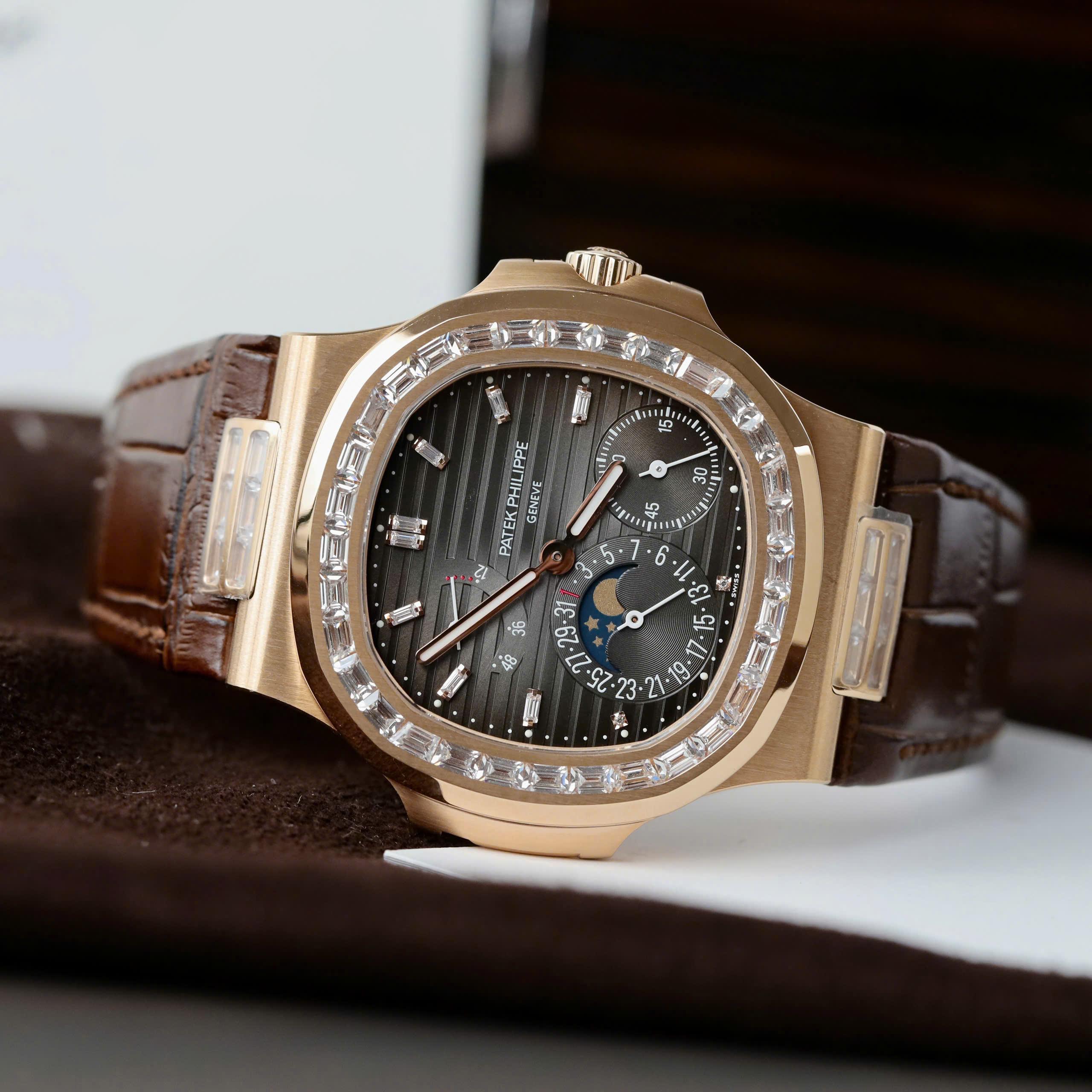 Đồng Hồ Patek Philippe Nautilus 5724R Rep 1 1 Đính Đá Dây Da Nhà Máy PPF 40mm (3)