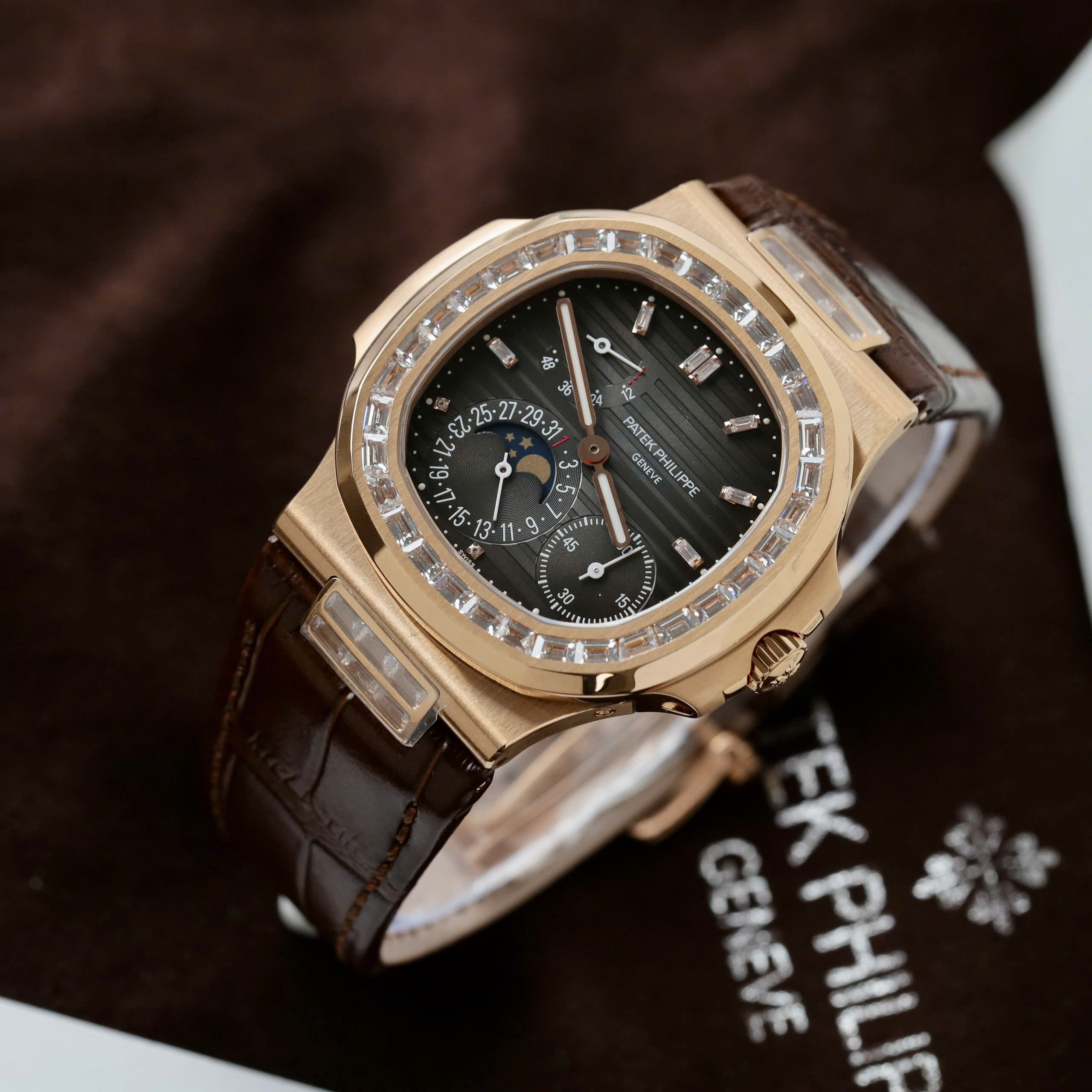 Đồng Hồ Patek Philippe Nautilus 5724R Rep 1 1 Đính Đá Dây Da Nhà Máy PPF 40mm (4)