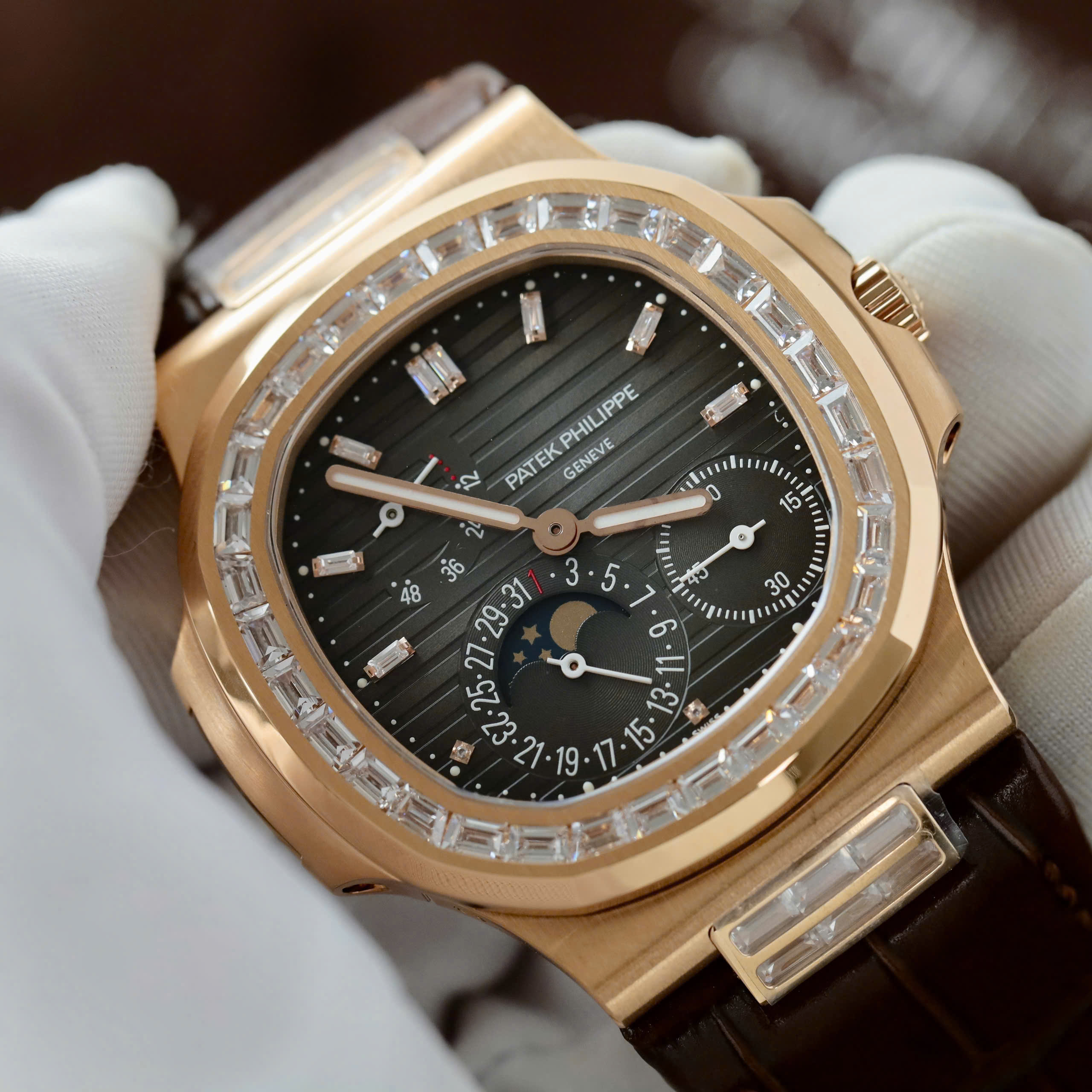 Đồng Hồ Patek Philippe Nautilus 5724R Rep 1 1 Đính Đá Dây Da Nhà Máy PPF 40mm (5)