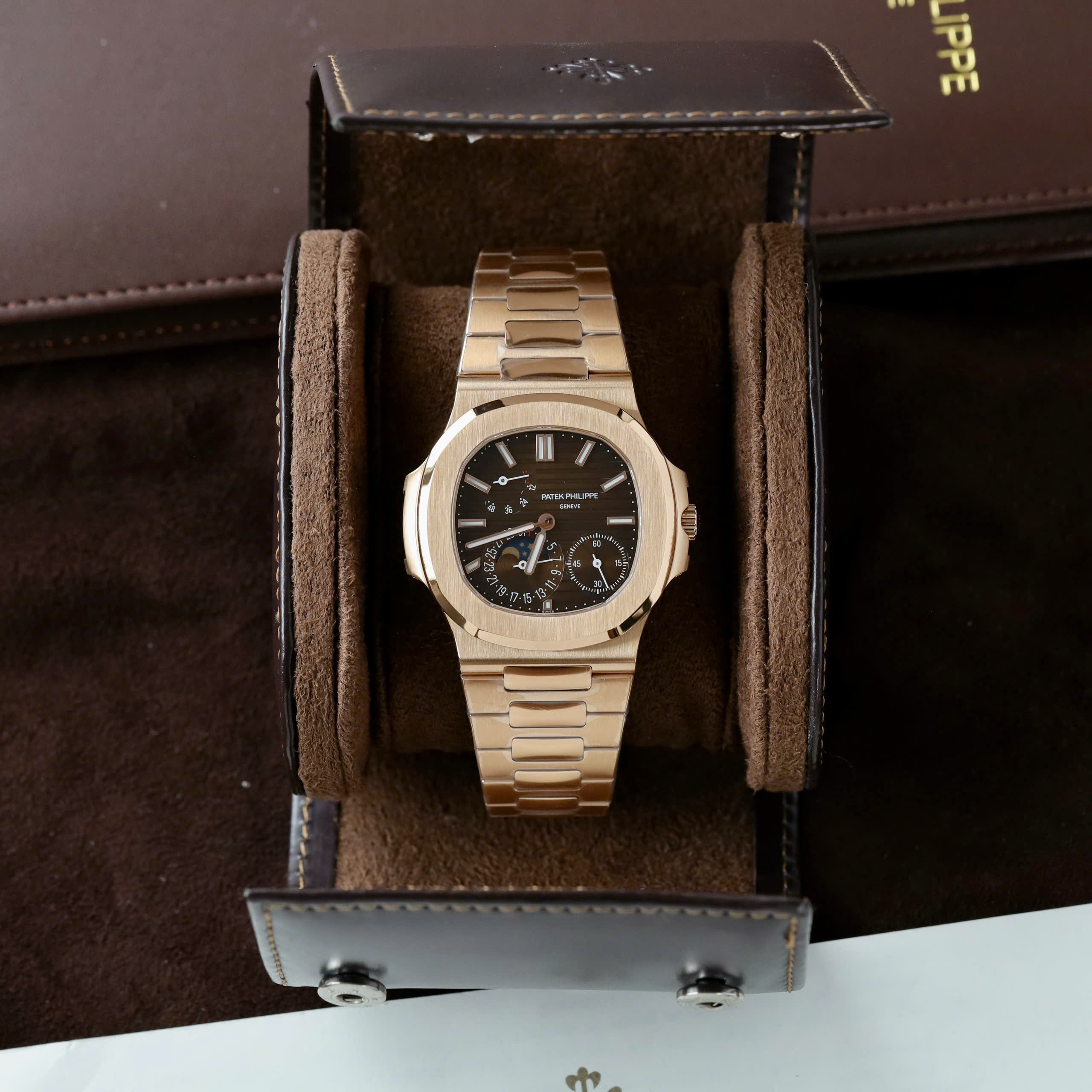 Đồng Hồ Patek Philippe Rep 11 Nautilus 5712 Mặt Chocolate Xưởng PPF V3 40mm (2) Đồng Hồ Patek Philippe Rep 11 Nautilus 5712 Mặt Chocolate Xưởng PPF V3 40mm (3)