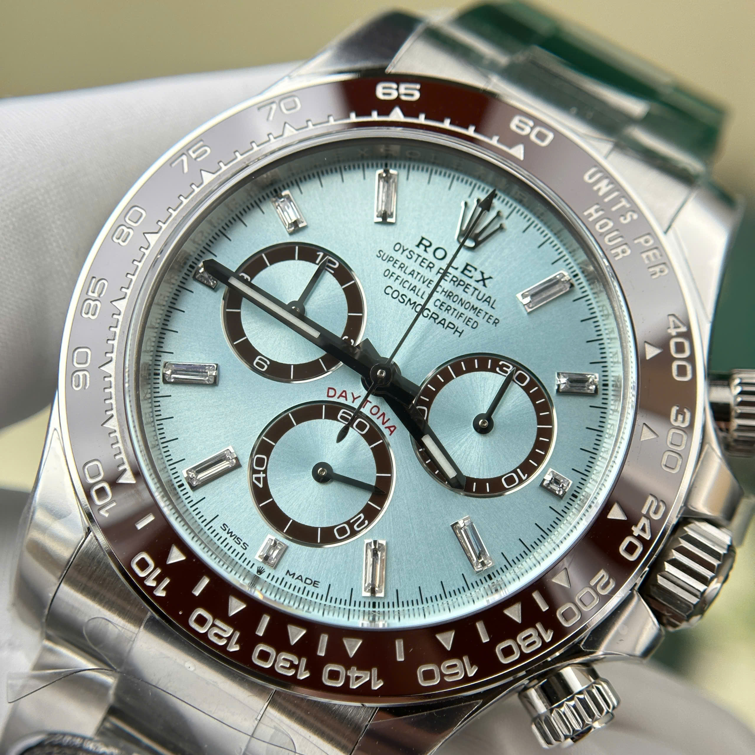 Đồng Hồ Rolex 1 1 Daytona 126506LN Mặt Xanh Băng Cọc Số Đính Đá Nhà Máy Clean 40mm (10) Đồng Hồ Rolex 1 1 Daytona 126506LN Mặt Xanh Băng Cọc Số Đính Đá Nhà Máy Clean 40mm (14)