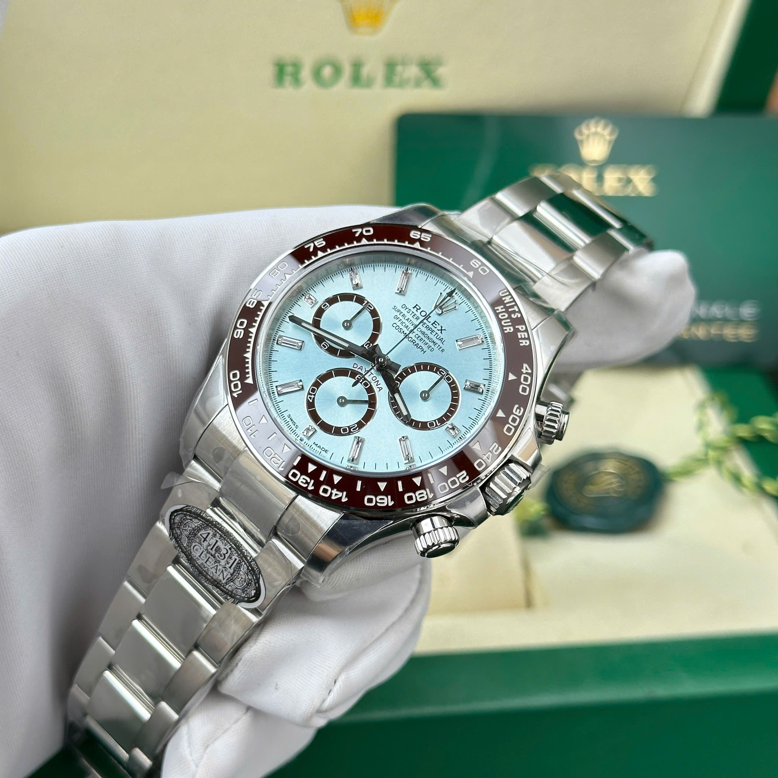 Đồng Hồ Rolex 1 1 Daytona 126506LN Mặt Xanh Băng Cọc Số Đính Đá Nhà Máy Clean 40mm (3) Đồng Hồ Rolex 1 1 Daytona 126506LN Mặt Xanh Băng Cọc Số Đính Đá Nhà Máy Clean 40mm (2)