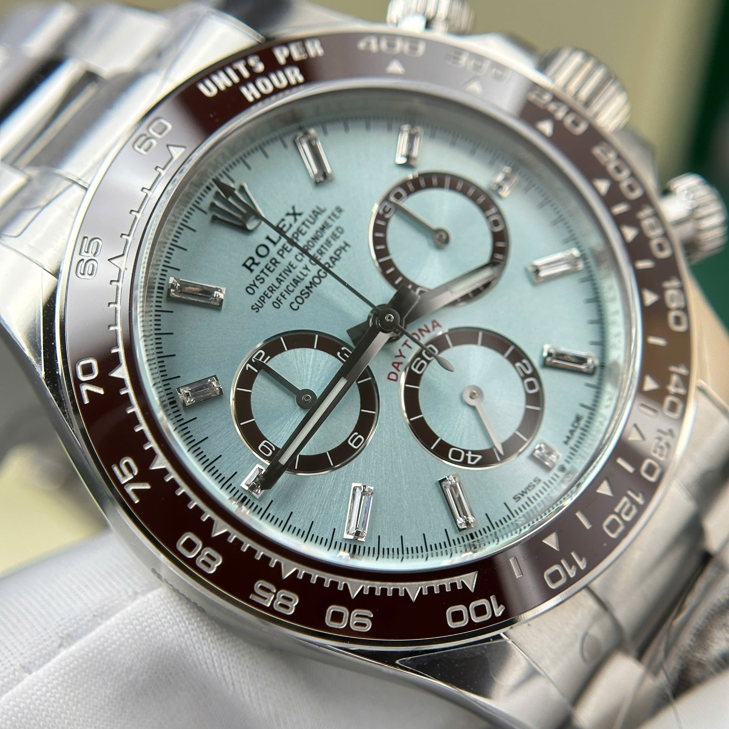 Đồng Hồ Rolex 1 1 Daytona 126506LN Mặt Xanh Băng Cọc Số Đính Đá Nhà Máy Clean 40mm (5) Đồng Hồ Rolex 1 1 Daytona 126506LN Mặt Xanh Băng Cọc Số Đính Đá Nhà Máy Clean 40mm (14)