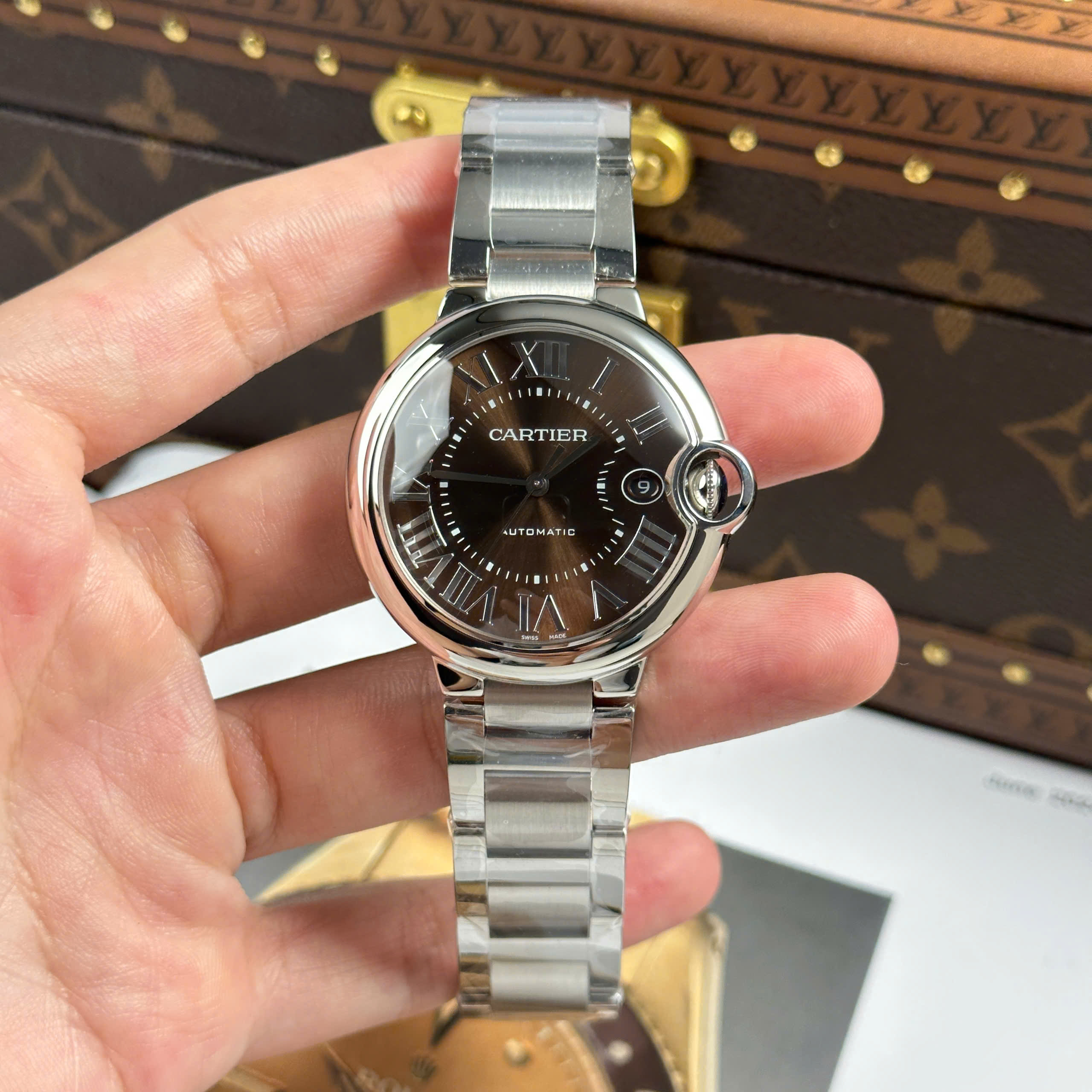 Đồng Hồ Cartier Replica 11 Ballon Bleu Cao Cấp Mặt Số Nâu Dây Thép Nhà Máy AF 40mm (3) Đồng Hồ Cartier Replica 11 Ballon Bleu Cao Cấp Mặt Số Nâu Dây Thép Nhà Máy AF 40mm (3)