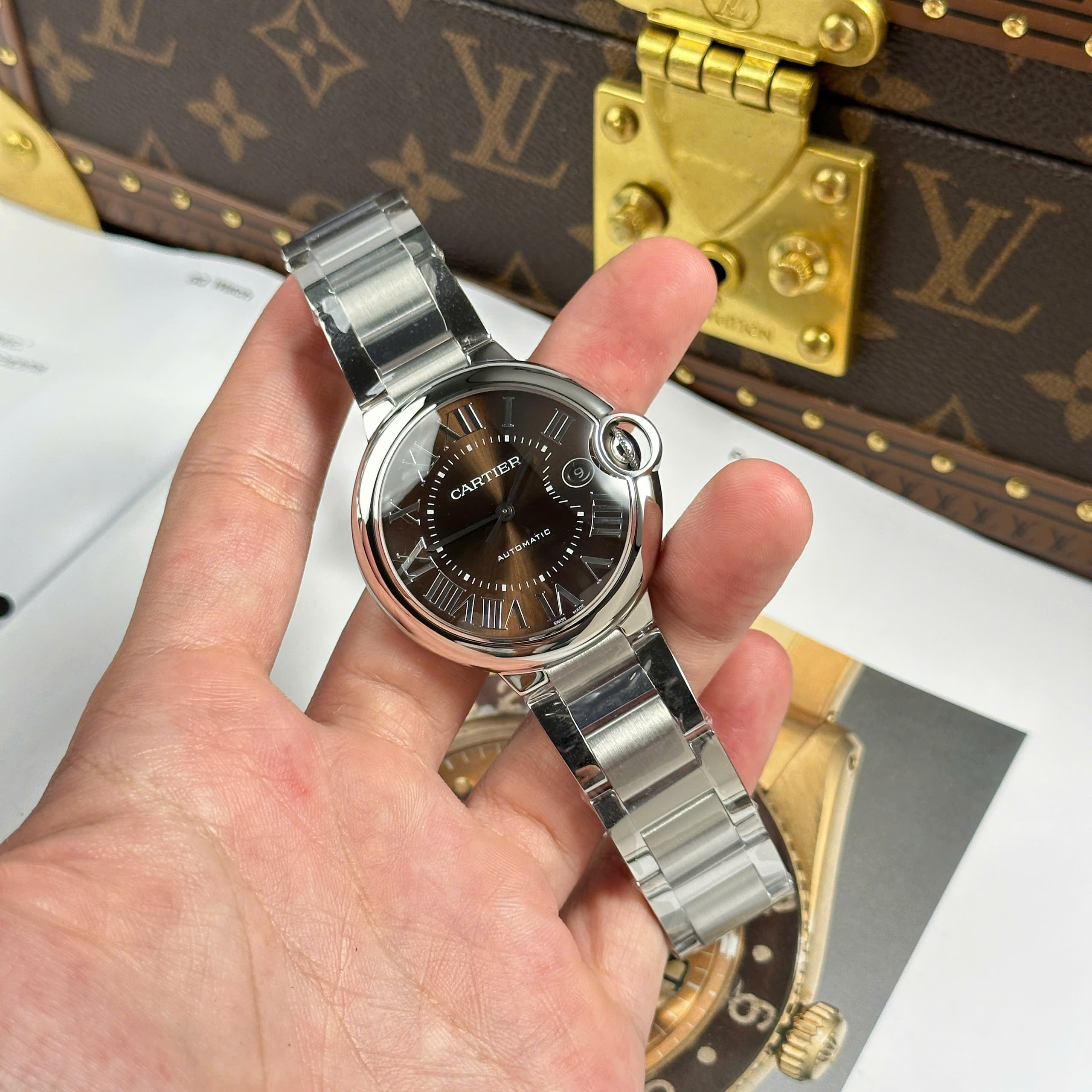 Đồng Hồ Cartier Replica 11 Ballon Bleu Cao Cấp Mặt Số Nâu Dây Thép Nhà Máy AF 40mm (4) Đồng Hồ Cartier Replica 11 Ballon Bleu Cao Cấp Mặt Số Nâu Dây Thép Nhà Máy AF 40mm (3)