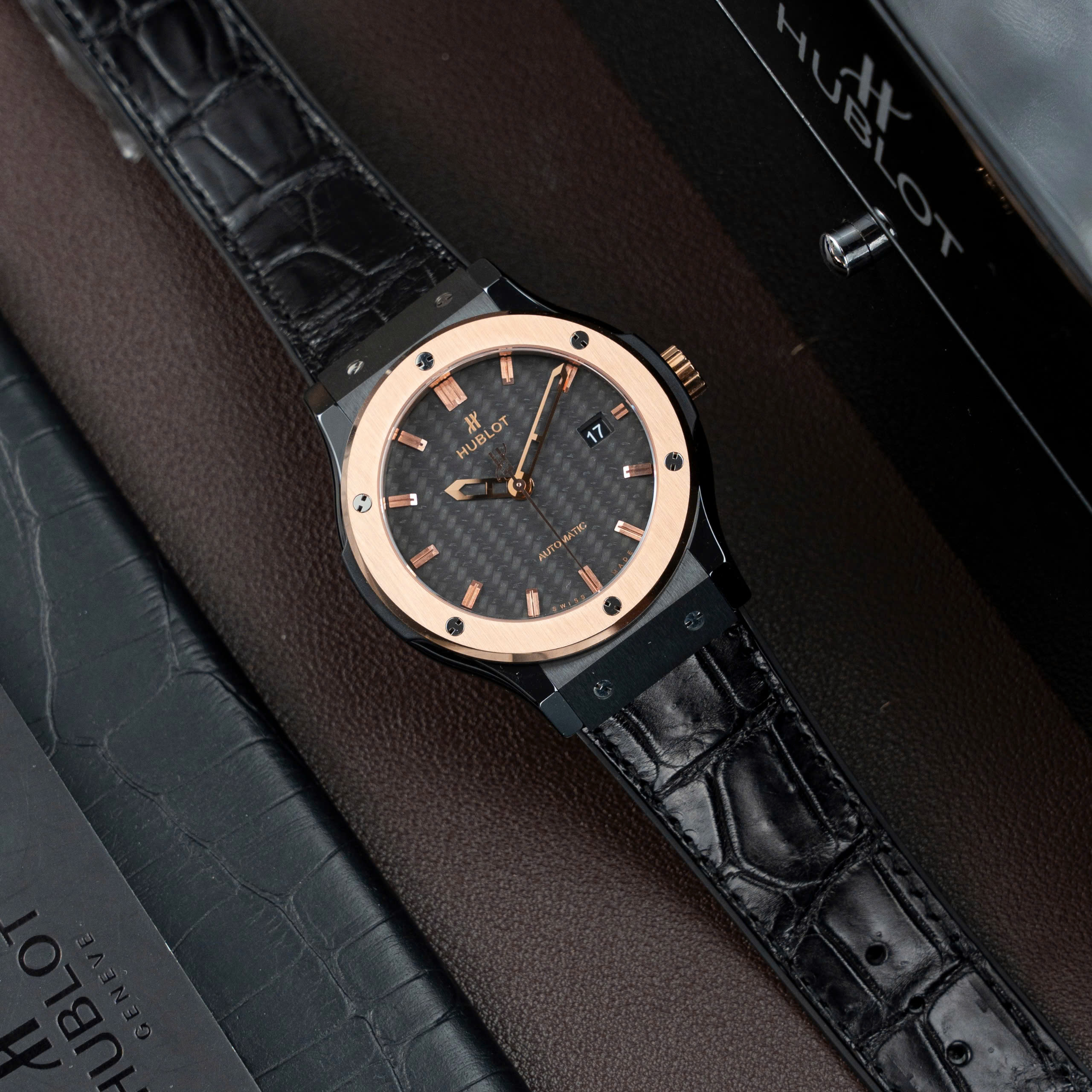 Đồng Hồ Hublot Classic Fusion Ceramic Demi Gold Mặt Carbon Replica Xưởng JJZ 42mm (1) Đồng Hồ Hublot Classic Fusion Ceramic Demi Gold Mặt Carbon Replica Xưởng JJZ 42mm (1)