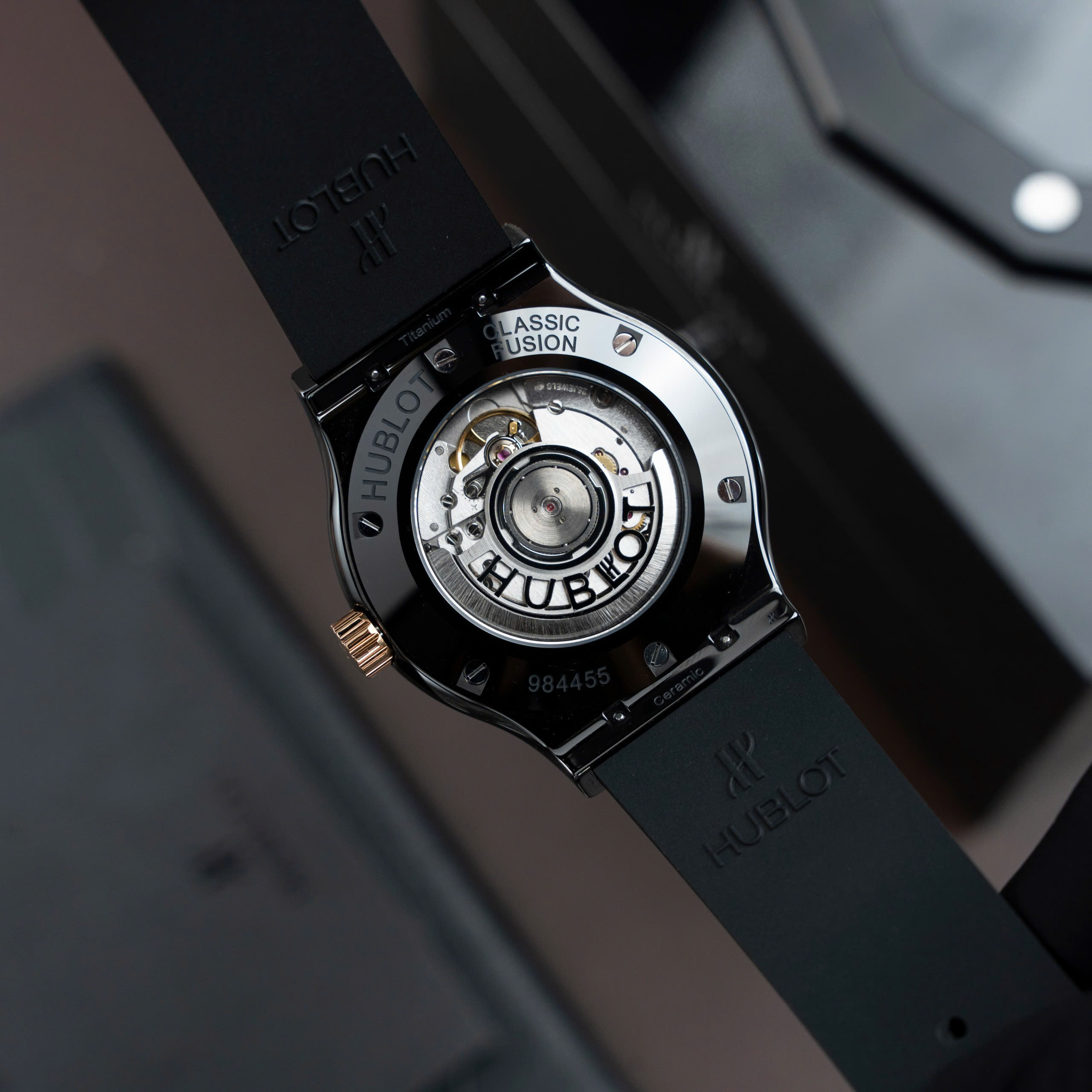 Đồng Hồ Hublot Classic Fusion Ceramic Demi Gold Mặt Carbon Replica Xưởng JJZ 42mm (2) Đồng Hồ Hublot Classic Fusion Ceramic Demi Gold Mặt Carbon Replica Xưởng JJZ 42mm (1)