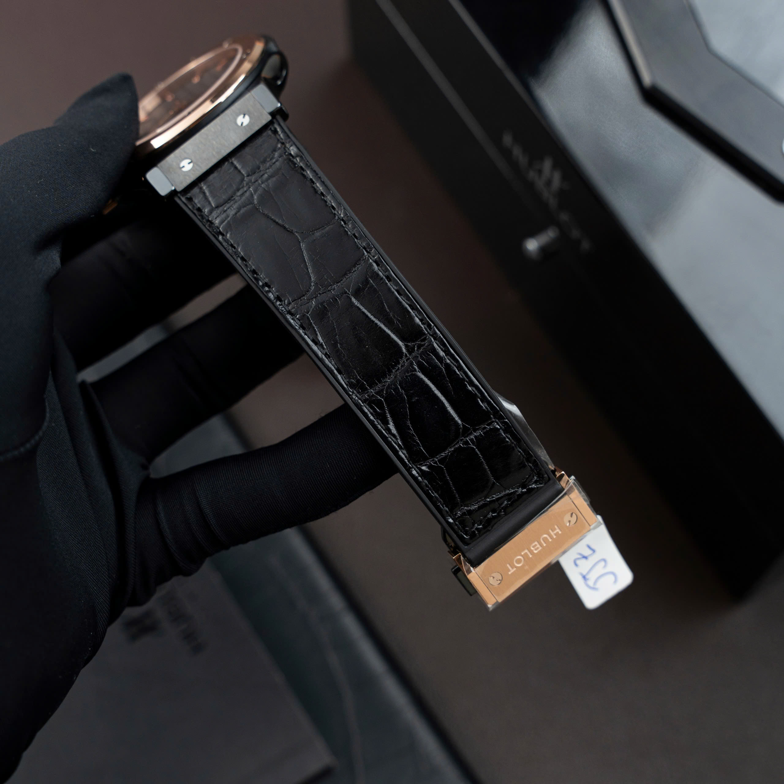 Đồng Hồ Hublot Classic Fusion Ceramic Demi Gold Mặt Carbon Replica Xưởng JJZ 42mm (5) Đồng Hồ Hublot Classic Fusion Ceramic Demi Gold Mặt Carbon Replica Xưởng JJZ 42mm (1)