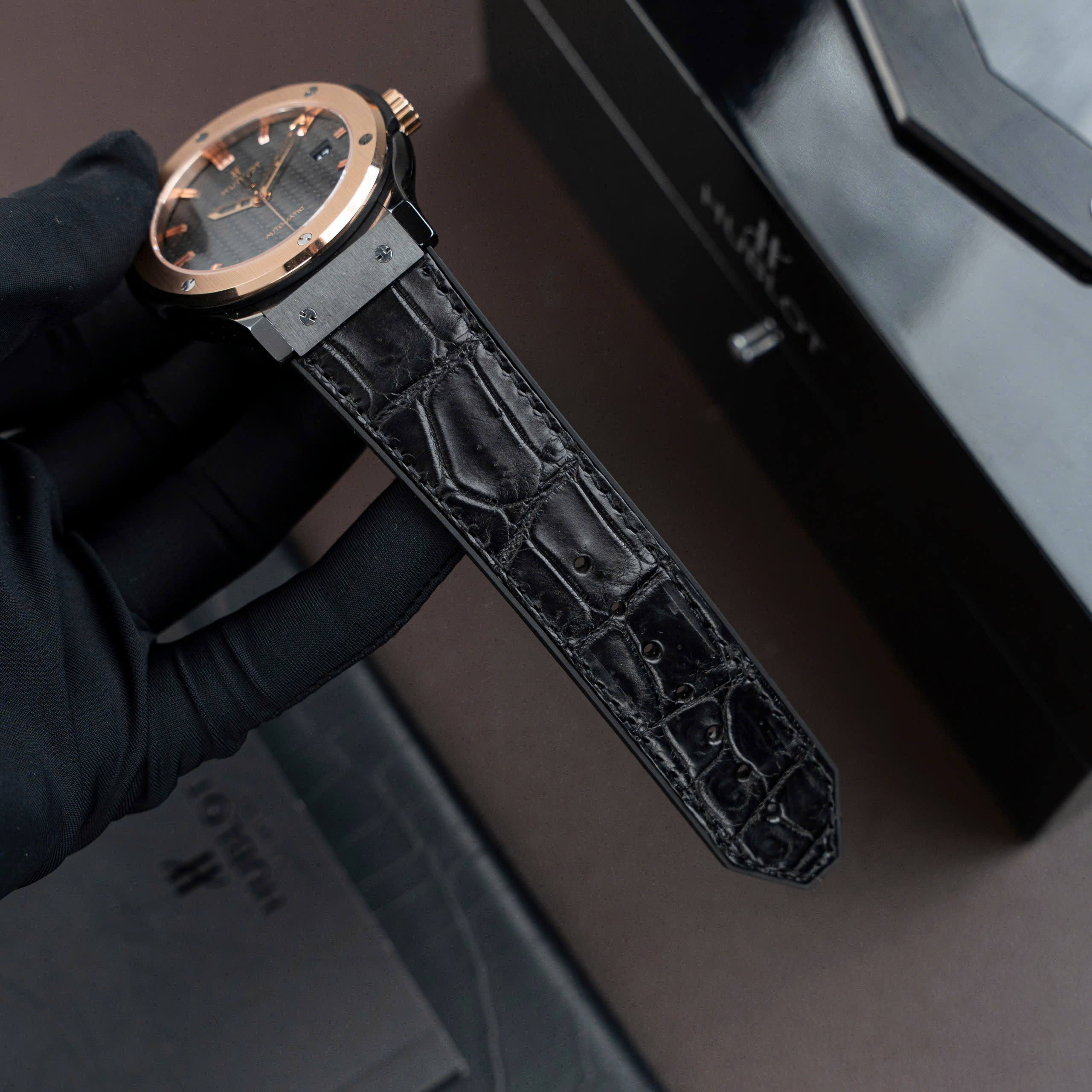 Đồng Hồ Hublot Classic Fusion Ceramic Demi Gold Mặt Carbon Replica Xưởng JJZ 42mm (7) Đồng Hồ Hublot Classic Fusion Ceramic Demi Gold Mặt Carbon Replica Xưởng JJZ 42mm (1)