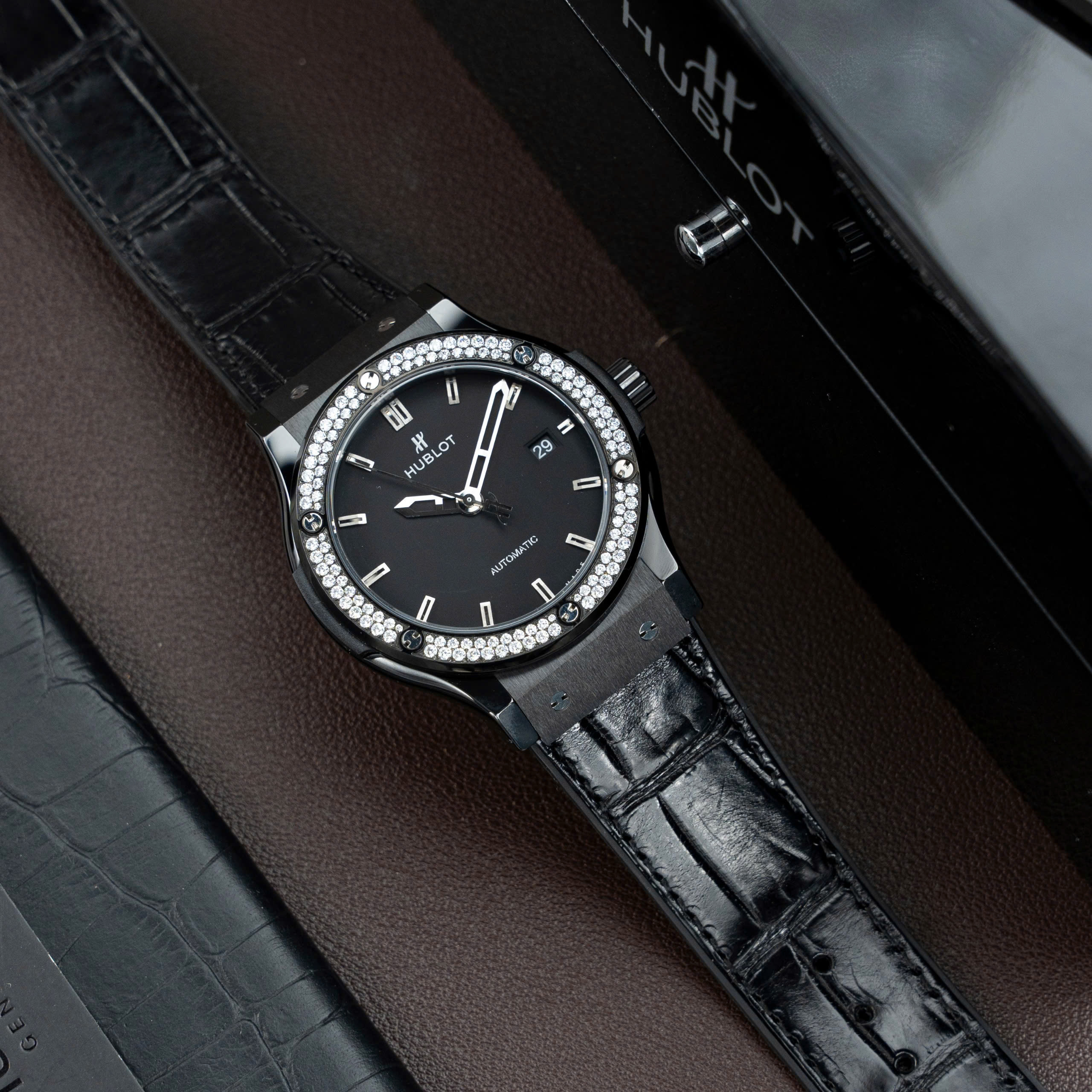 Đồng Hồ Hublot Classic Fusion Ceramic Gốm Đen Mặt Đen Đính Đá Nhà Máy JJZ 42mm (2) Đồng Hồ Hublot Classic Fusion Ceramic Gốm Đen Mặt Đen Đính Đá Nhà Máy JJZ 42mm (2)