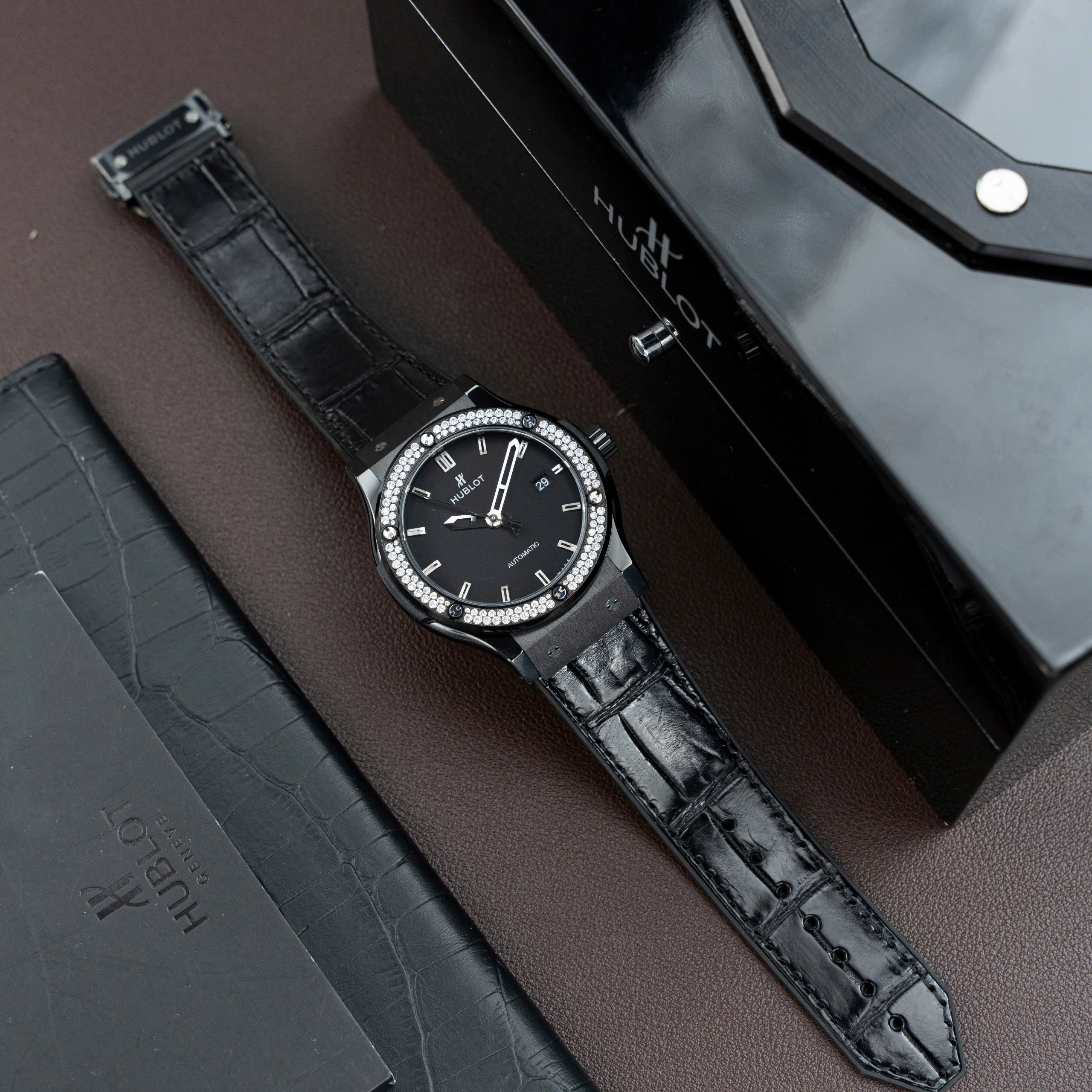 Đồng Hồ Hublot Classic Fusion Ceramic Gốm Đen Mặt Đen Đính Đá Nhà Máy JJZ 42mm (3)