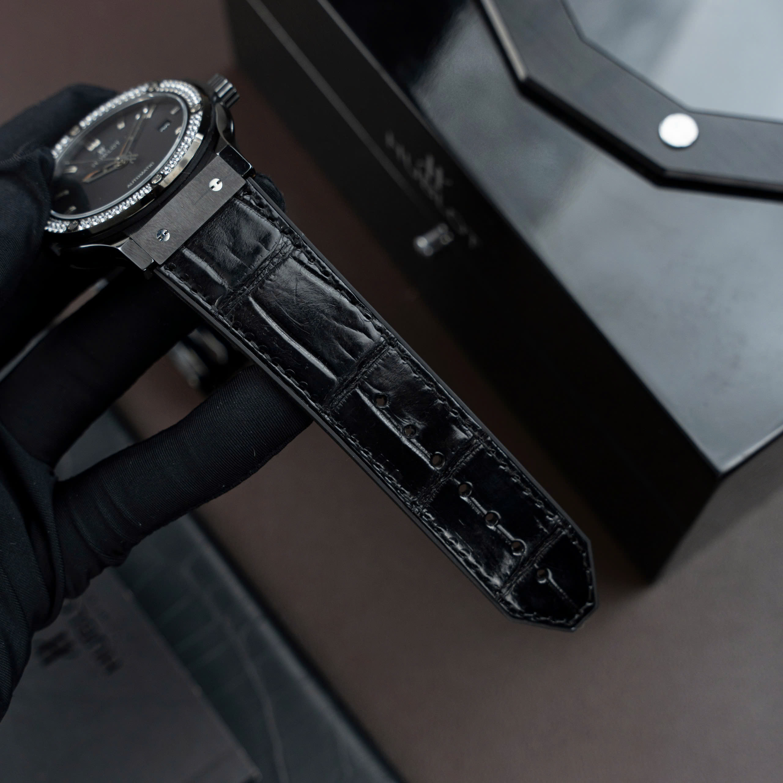 Đồng Hồ Hublot Classic Fusion Ceramic Gốm Đen Mặt Đen Đính Đá Nhà Máy JJZ 42mm (6)