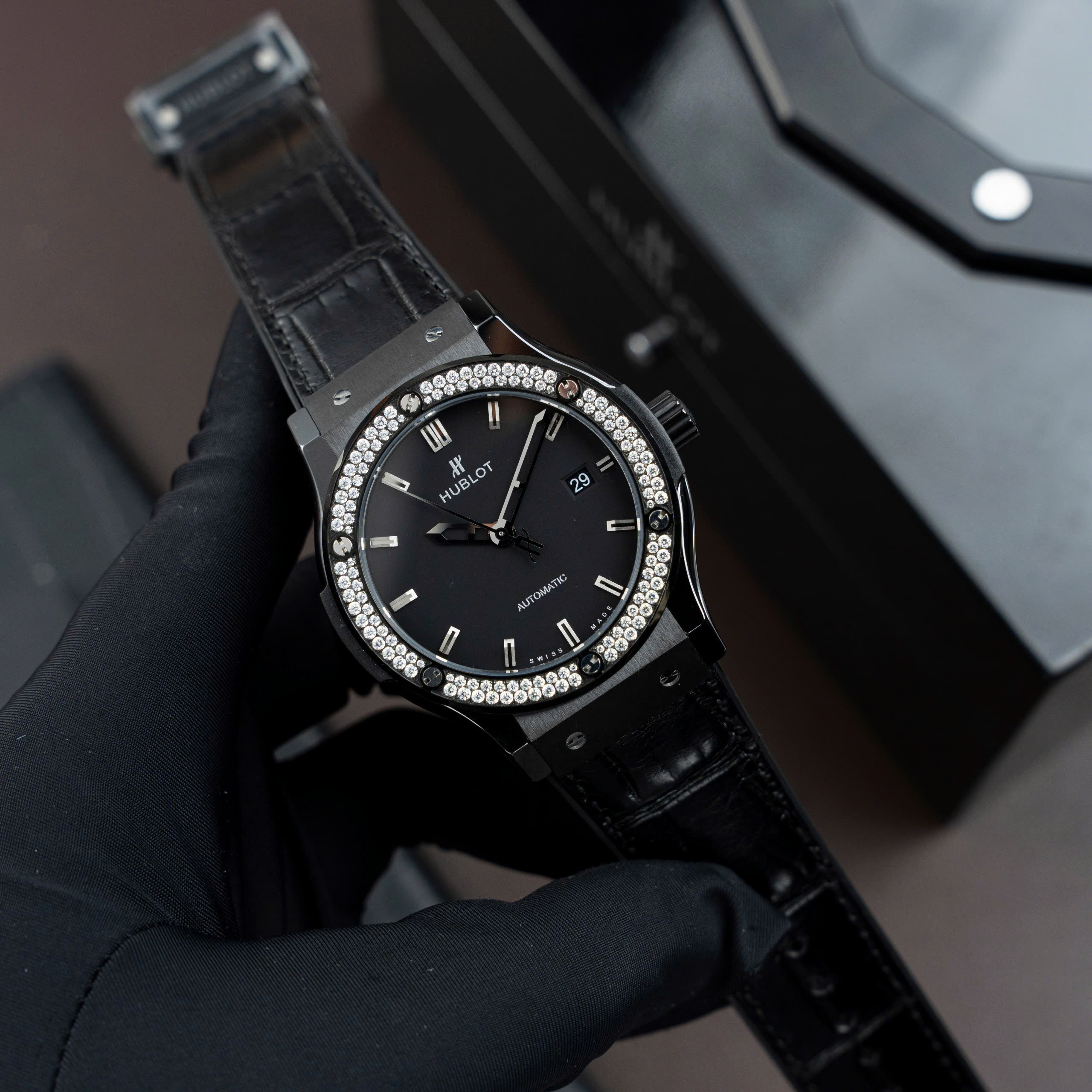 Đồng Hồ Hublot Classic Fusion Ceramic Gốm Đen Mặt Đen Đính Đá Nhà Máy JJZ 42mm (7) Đồng Hồ Hublot Classic Fusion Ceramic Gốm Đen Mặt Đen Đính Đá Nhà Máy JJZ 42mm (2)