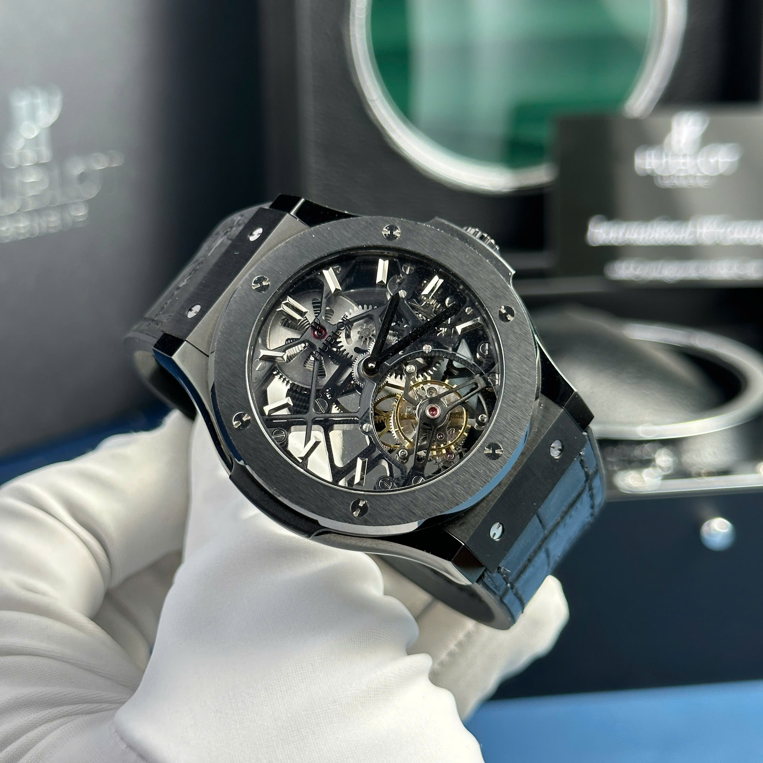 Đồng Hồ Hublot Classic Fusion Skeleton Tourbillon Black Ceramic Chế Tác 45mm (4) Đồng Hồ Hublot Classic Fusion Skeleton Tourbillon Black Ceramic Chế Tác 45mm (2)