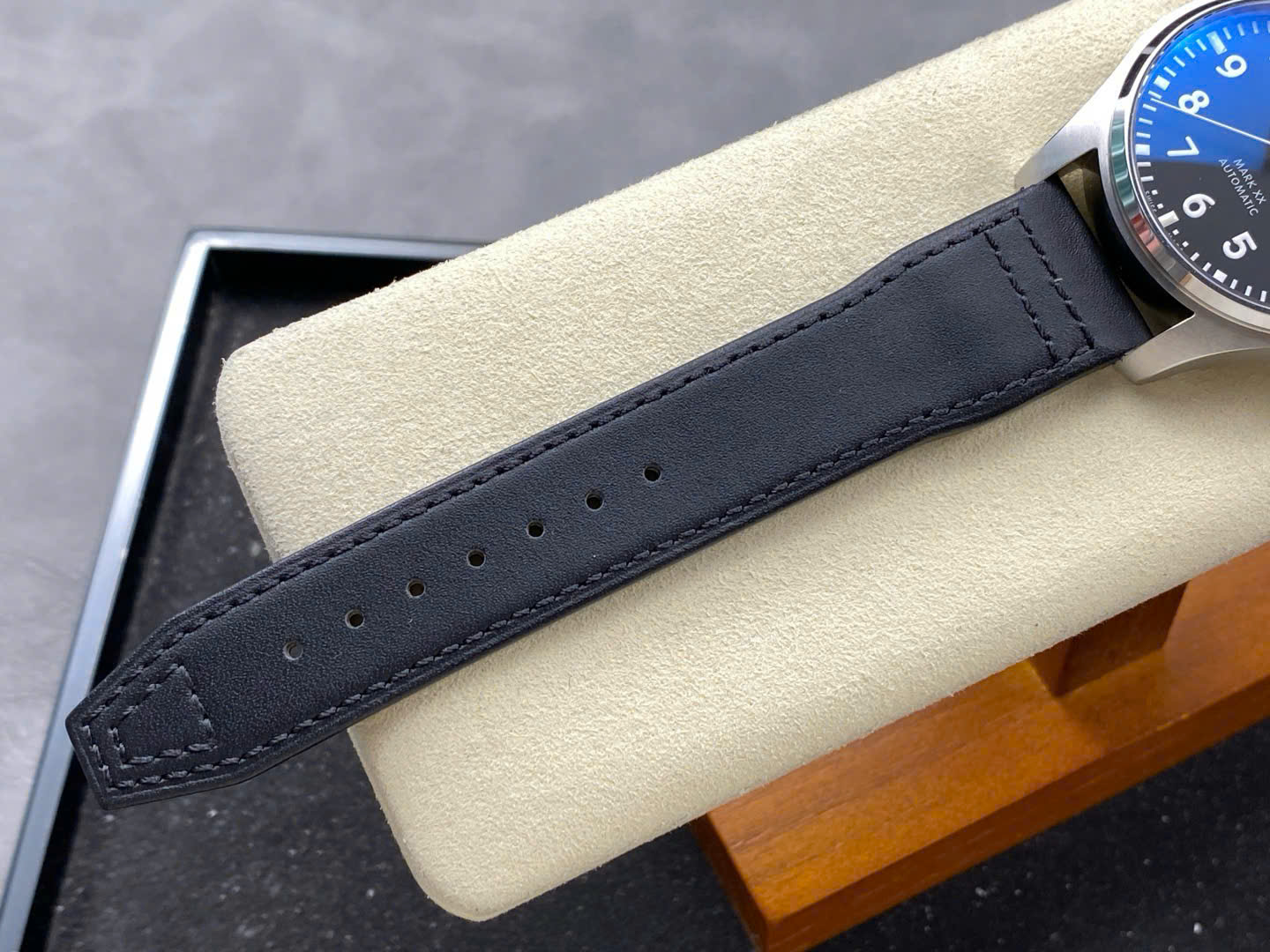 Đồng Hồ IWC Schaffhausen Pilot's Mark XX Rep 11 Mặt Số Đen Nhà Máy ZM 40mm (1) Đồng Hồ IWC Schaffhausen Pilot's Mark XX Rep 11 Mặt Số Đen Nhà Máy ZM 40mm (2)