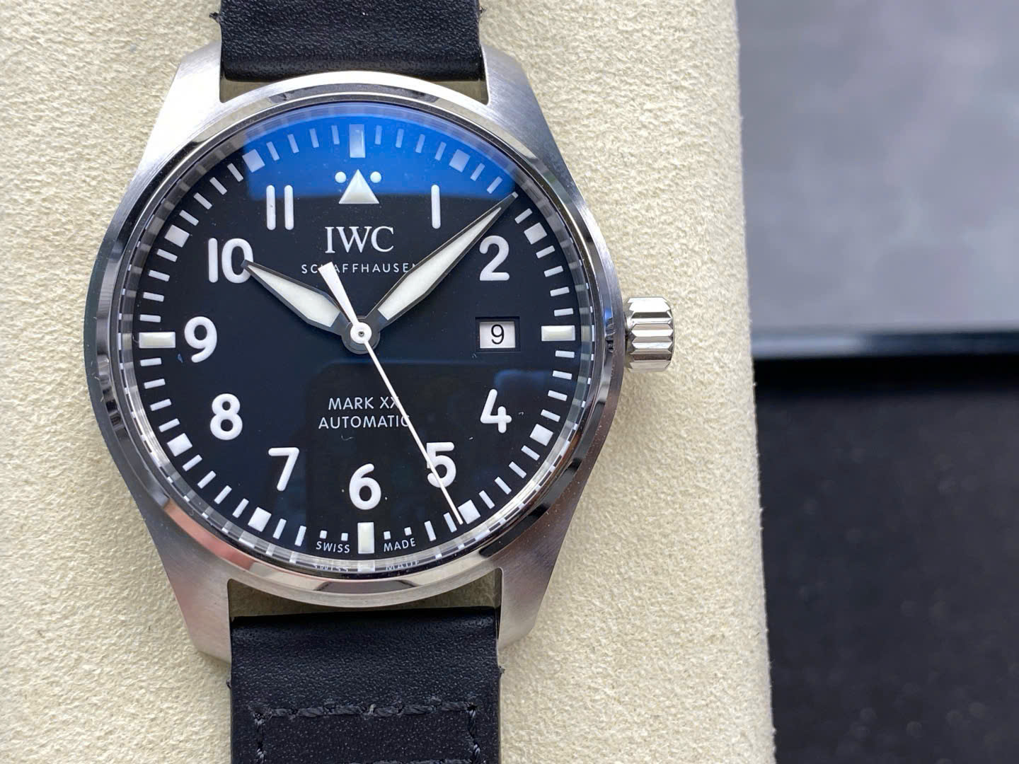 Đồng Hồ IWC Schaffhausen Pilot's Mark XX Rep 11 Mặt Số Đen Nhà Máy ZM 40mm (3) Đồng Hồ IWC Schaffhausen Pilot's Mark XX Rep 11 Mặt Số Đen Nhà Máy ZM 40mm (2)