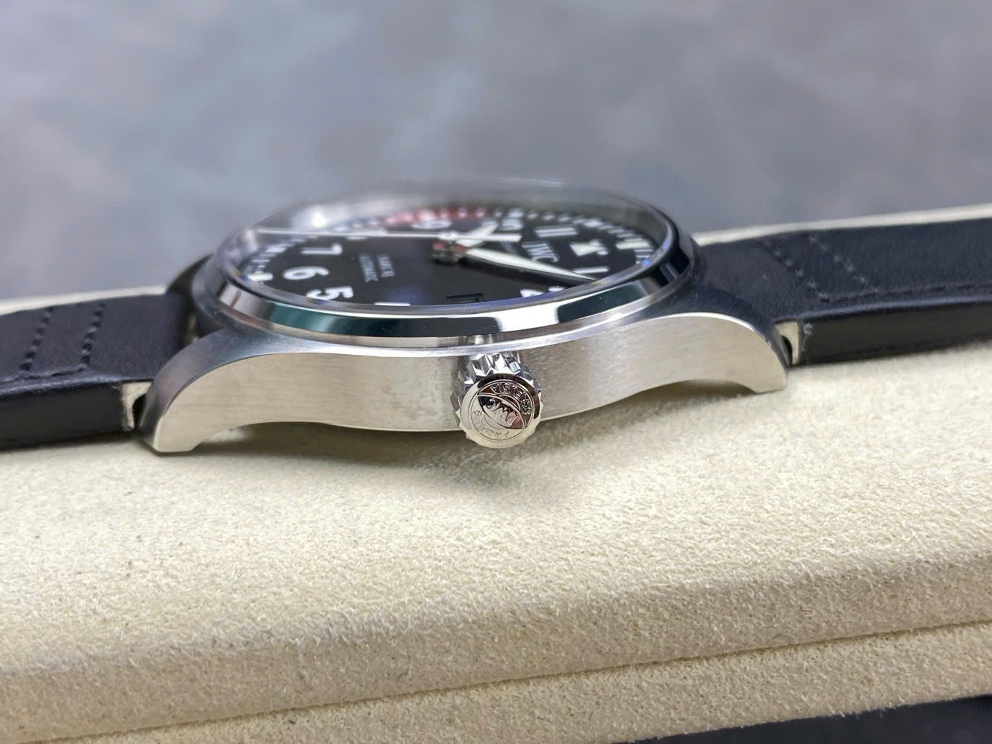 Đồng Hồ IWC Schaffhausen Pilot's Mark XX Rep 11 Mặt Số Đen Nhà Máy ZM 40mm (7) Đồng Hồ IWC Schaffhausen Pilot's Mark XX Rep 11 Mặt Số Đen Nhà Máy ZM 40mm (2)