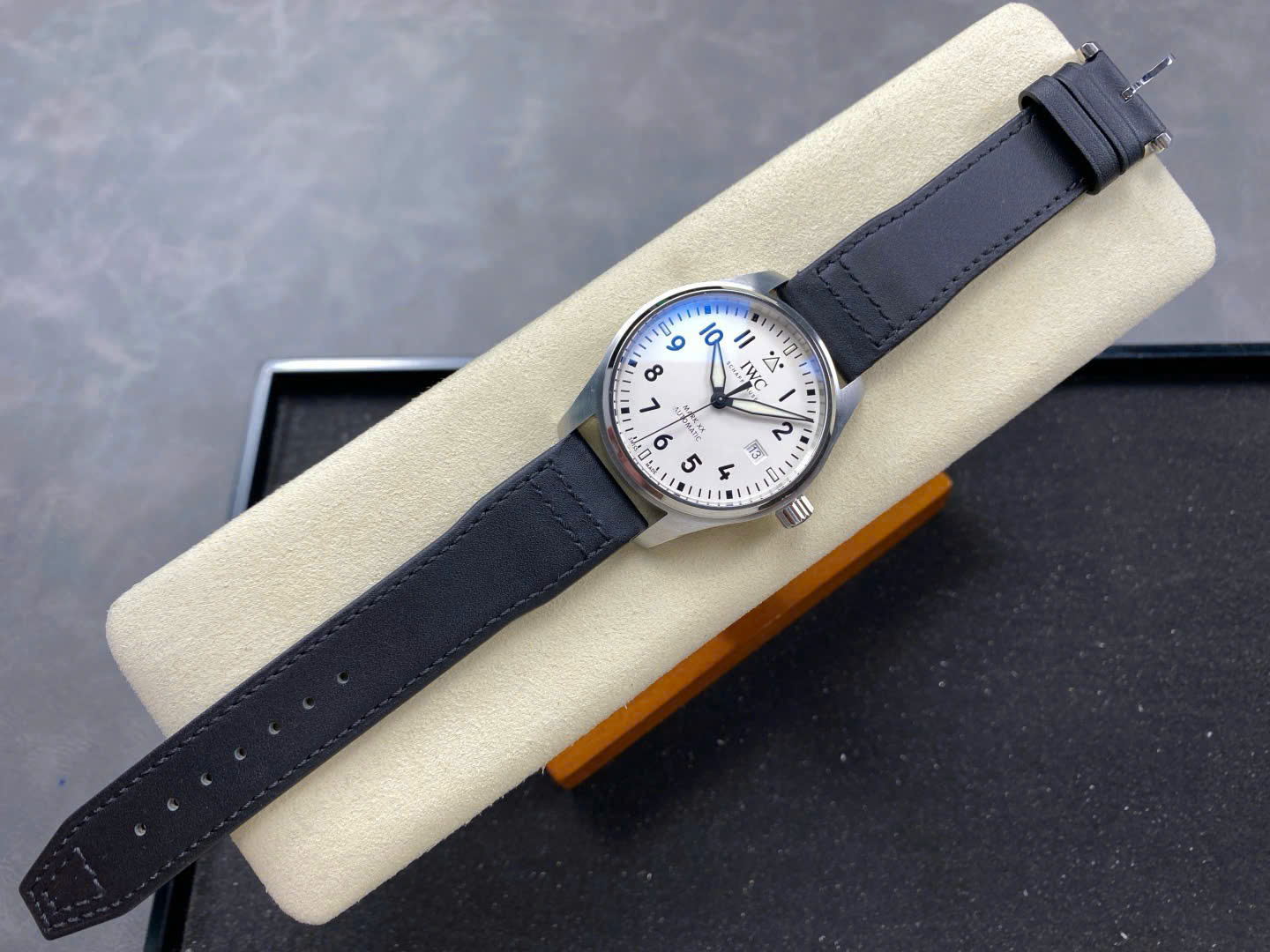 Đồng Hồ IWC Schaffhausen Pilot's Mark XX Rep 11 Mặt Số Trắng Nhà Máy ZM 40mm (11) Đồng Hồ IWC Schaffhausen Pilot's Mark XX Rep 11 Mặt Số Trắng Nhà Máy ZM 40mm (14)