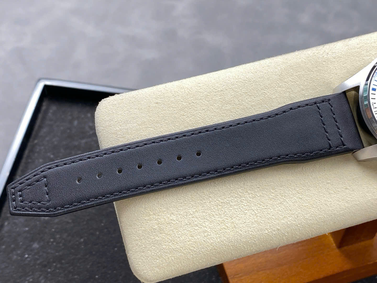 Đồng Hồ IWC Schaffhausen Pilot's Mark XX Rep 11 Mặt Số Trắng Nhà Máy ZM 40mm (17) Đồng Hồ IWC Schaffhausen Pilot's Mark XX Rep 11 Mặt Số Trắng Nhà Máy ZM 40mm (14)