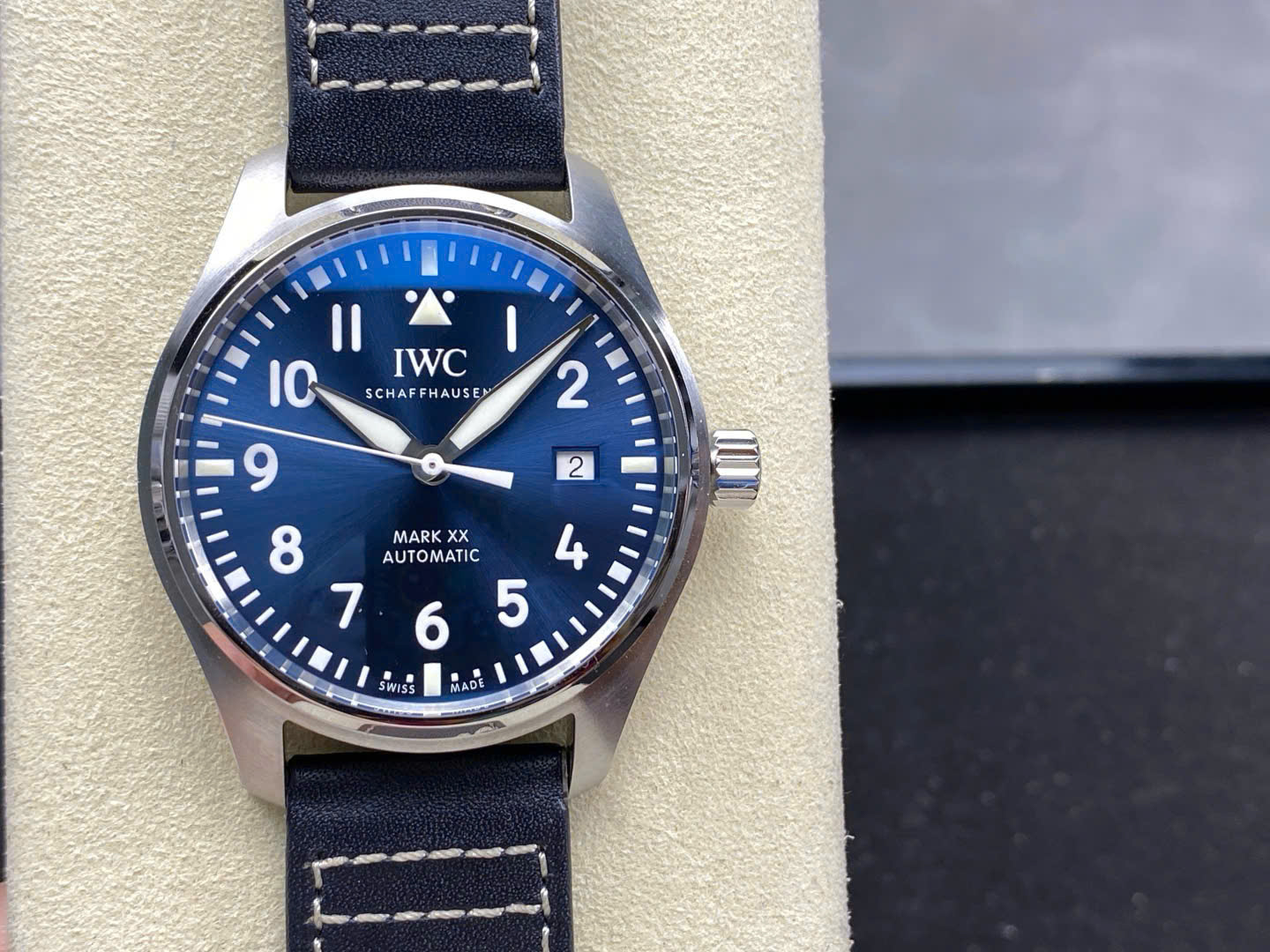 Đồng Hồ IWC Schaffhausen Pilot's Mark XX Rep 11 Mặt Xanh Dương Nhà Máy ZM 40mm (1) Đồng Hồ IWC Schaffhausen Pilot's Mark XX Rep 11 Mặt Xanh Dương Nhà Máy ZM 40mm (1)