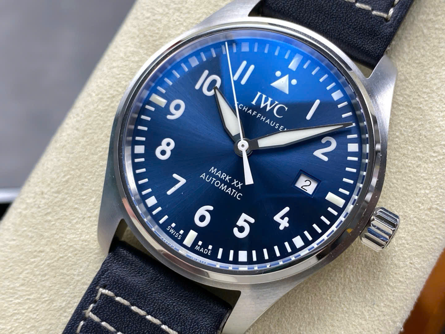 Đồng Hồ IWC Schaffhausen Pilot's Mark XX Rep 11 Mặt Xanh Dương Nhà Máy ZM 40mm (3) Đồng Hồ IWC Schaffhausen Pilot's Mark XX Rep 11 Mặt Xanh Dương Nhà Máy ZM 40mm (1)
