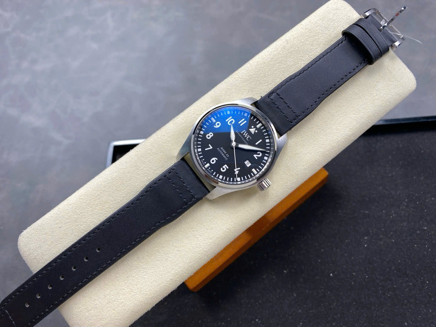 Đồng Hồ IWC Schaffhausen Pilot's Mark XX Rep 11 Mặt Xanh Dương Nhà Máy ZM 40mm (5) Đồng Hồ IWC Schaffhausen Pilot's Mark XX Rep 11 Mặt Số Đen Nhà Máy ZM 40mm (2)