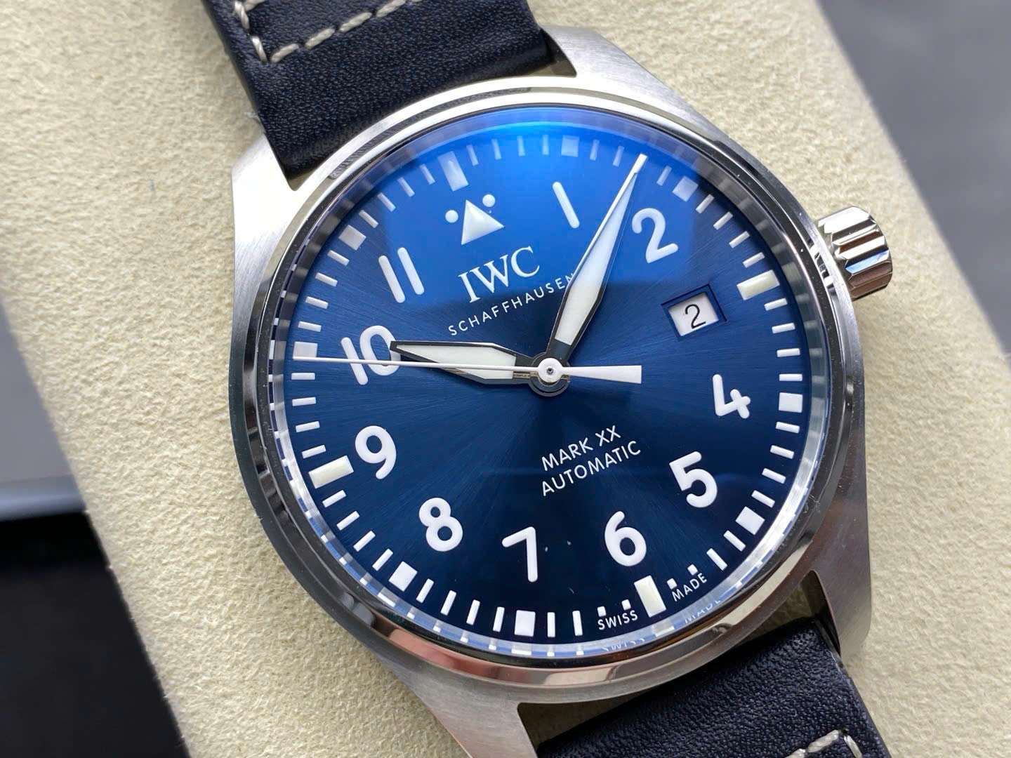 Đồng Hồ IWC Schaffhausen Pilot's Mark XX Rep 11 Mặt Xanh Dương Nhà Máy ZM 40mm (7) Đồng Hồ IWC Schaffhausen Pilot's Mark XX Rep 11 Mặt Xanh Dương Nhà Máy ZM 40mm (1)