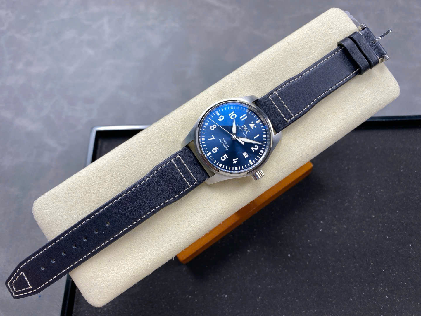 Đồng Hồ IWC Schaffhausen Pilot's Mark XX Rep 11 Mặt Xanh Dương Nhà Máy ZM 40mm (9) Đồng Hồ IWC Schaffhausen Pilot's Mark XX Rep 11 Mặt Xanh Dương Nhà Máy ZM 40mm (1)