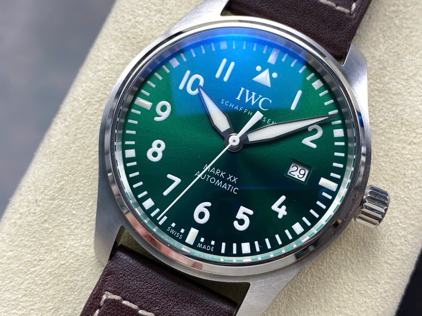 Đồng Hồ IWC Schaffhausen Pilot's Mark XX Rep 11 Mặt Xanh Lá Cây Nhà Máy ZM (6) Đồng Hồ IWC Schaffhausen Pilot's Mark XX Rep 11 Mặt Xanh Lá Cây Nhà Máy ZM (3)