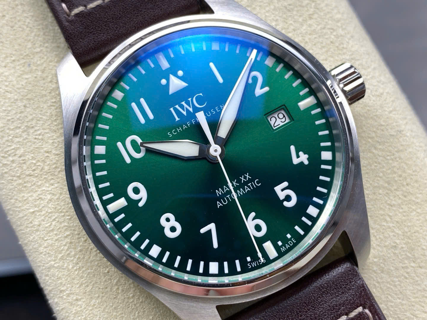 Đồng Hồ IWC Schaffhausen Pilot's Mark XX Rep 11 Mặt Xanh Lá Cây Nhà Máy ZM (9) Đồng Hồ IWC Schaffhausen Pilot's Mark XX Rep 11 Mặt Xanh Lá Cây Nhà Máy ZM (3)