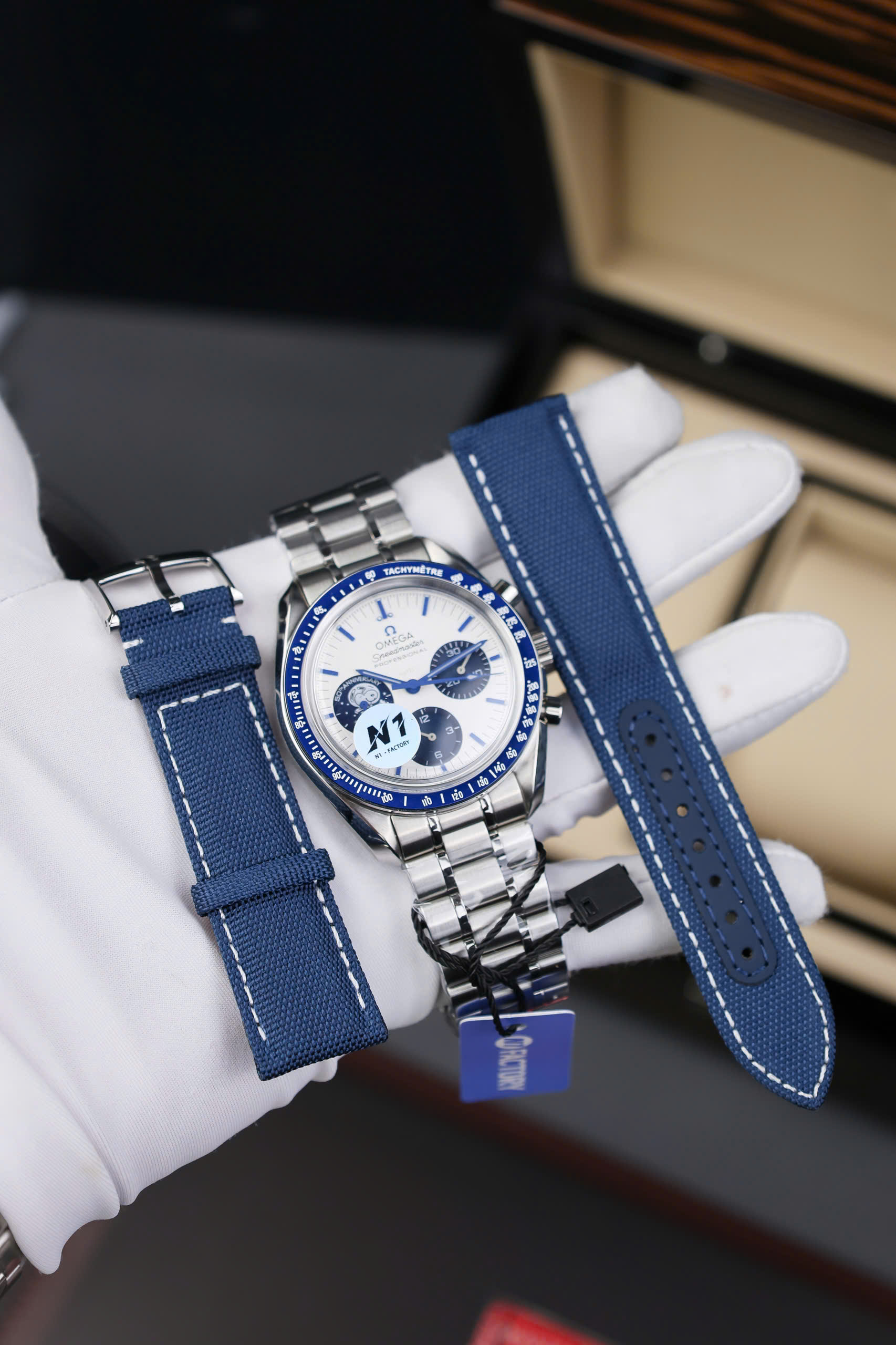 Đồng Hồ Omega Chế Tác Speedmaster Snoopy Avard Nhà Máy N1 42mm (1) Đồng Hồ Omega Chế Tác Speedmaster Snoopy Avard Nhà Máy N1 42mm (8)