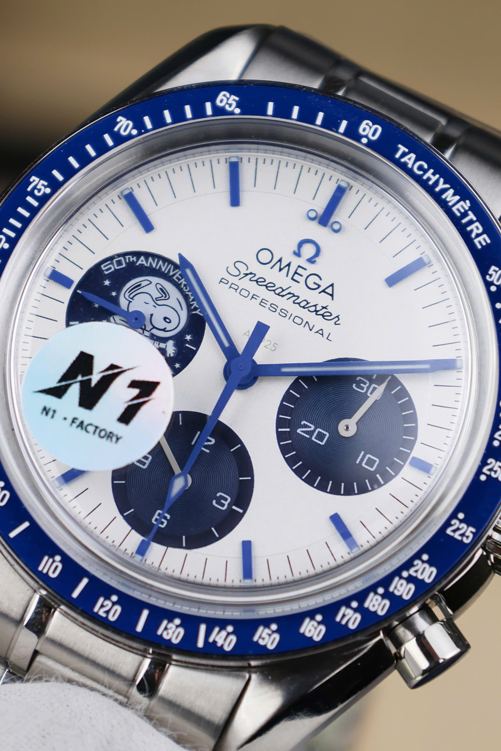 Đồng Hồ Omega Chế Tác Speedmaster Snoopy Avard Nhà Máy N1 42mm (4) Đồng Hồ Omega Chế Tác Speedmaster Snoopy Avard Nhà Máy N1 42mm (8)