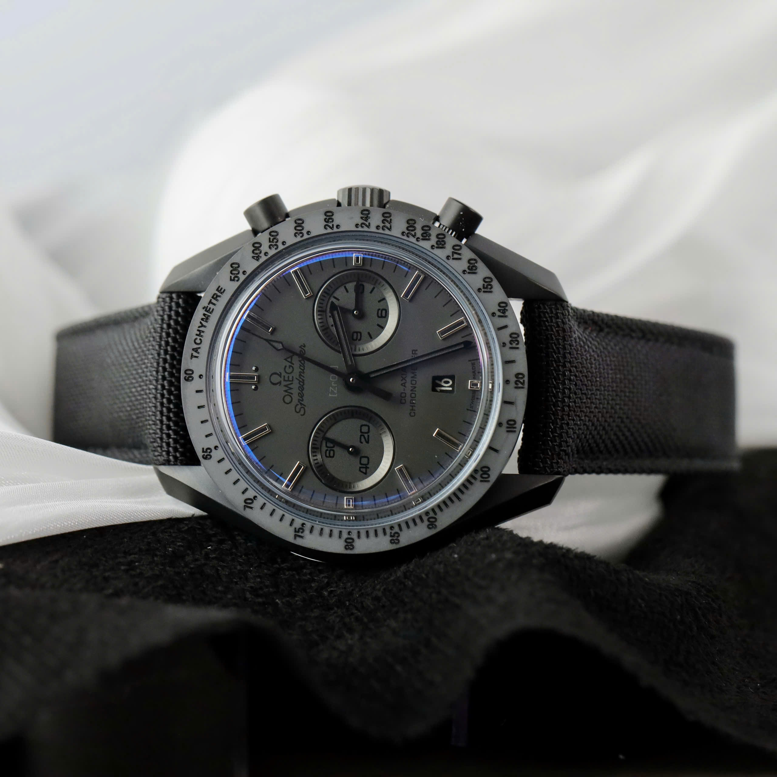 Đồng Hồ Omega Rep 1 1 SpeedMaster Dark Side Of The Moon Vỏ Gốm Cao Cấp Nhất 44mm (3) Đồng Hồ Omega Rep 1 1 SpeedMaster Dark Side Of The Moon Vỏ Gốm Cao Cấp Nhất 44mm (1)