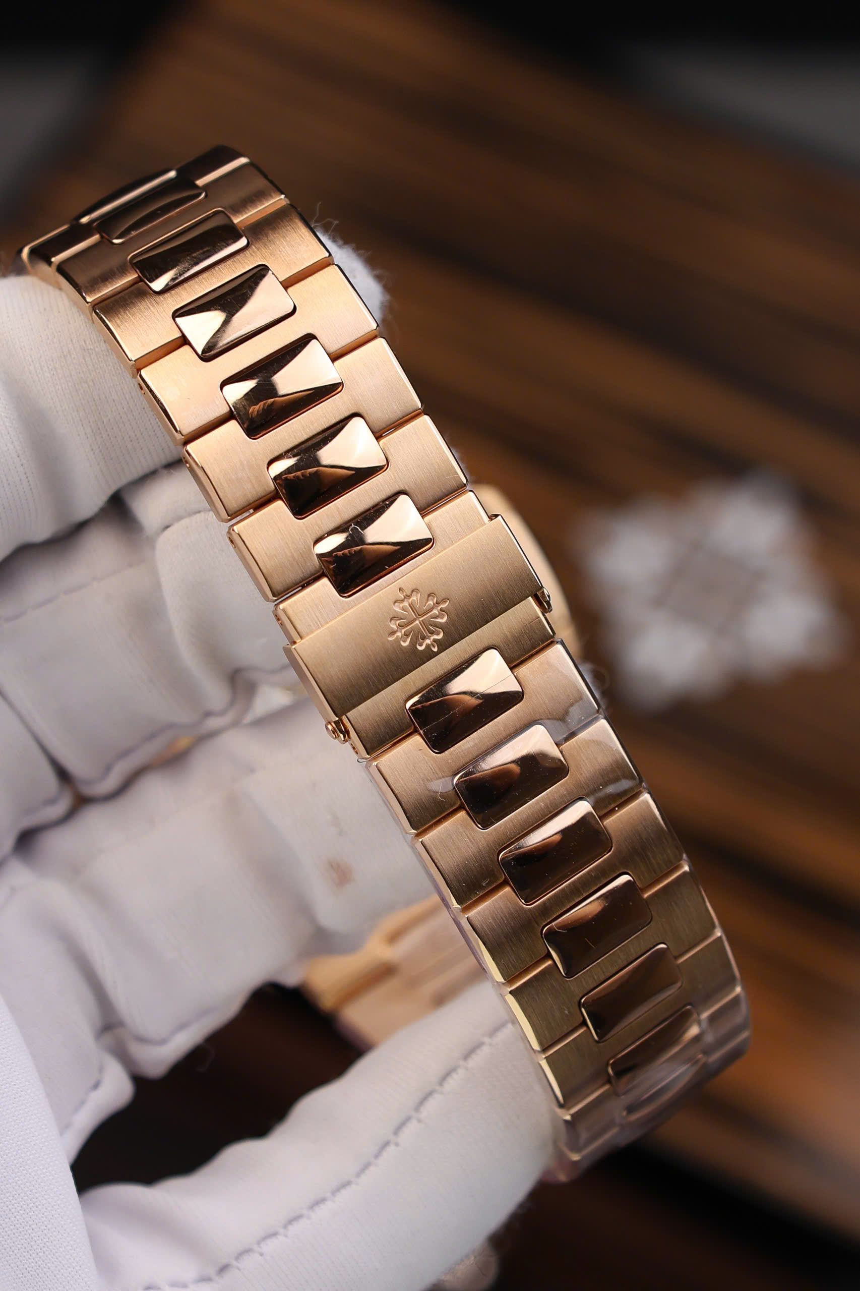 Đồng Hồ Patek Philippe Chế Tác Bọc Vàng 18K Nautilus 5711 Mặt Chocolate 3K Factory 40mm (1) Đồng Hồ Patek Philippe Chế Tác Bọc Vàng 18K Nautilus 5711 Mặt Chocolate 3K Factory 40mm (12)