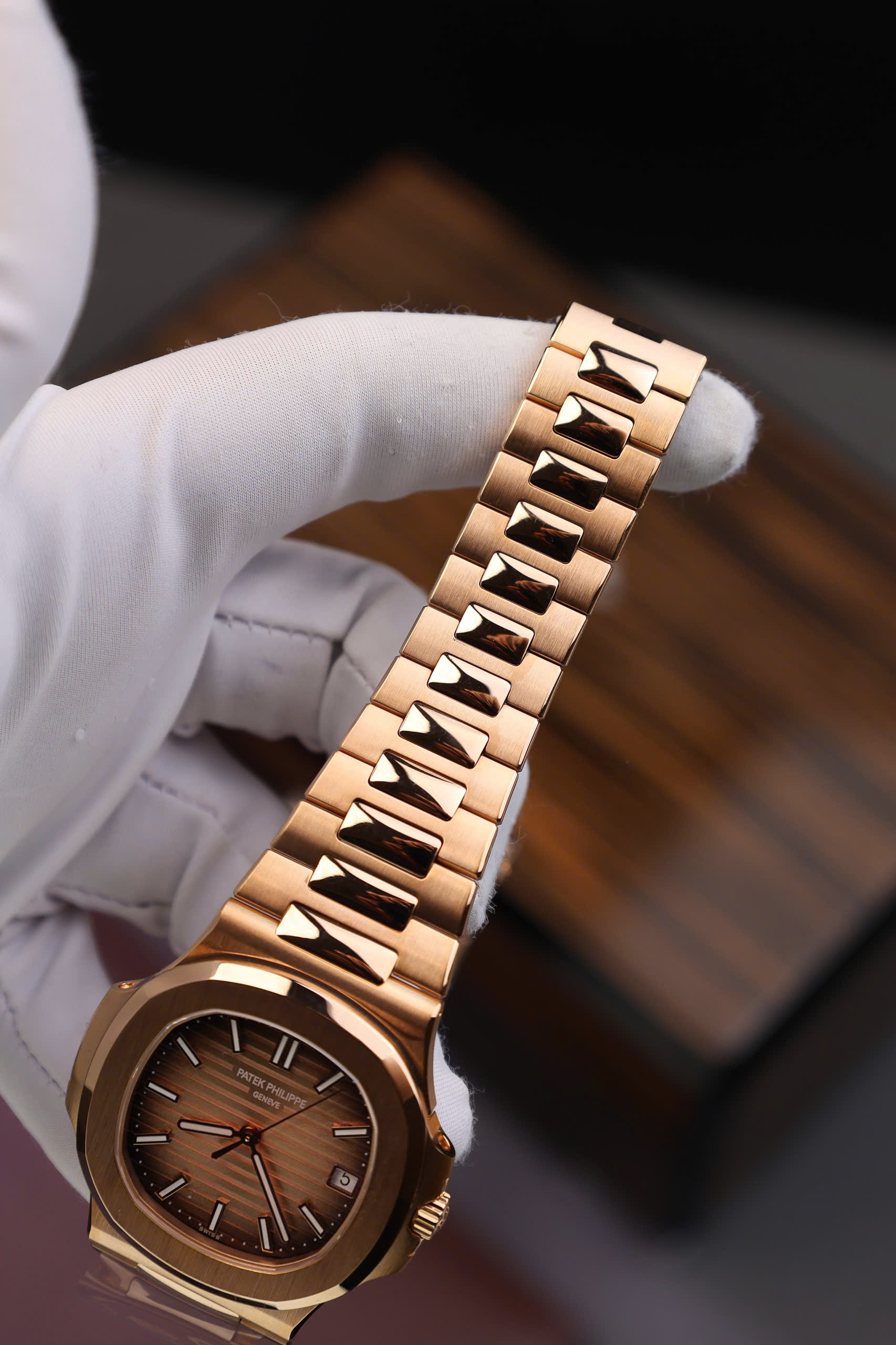 Đồng Hồ Patek Philippe Chế Tác Bọc Vàng 18K Nautilus 5711 Mặt Chocolate 3K Factory 40mm (10) Đồng Hồ Patek Philippe Chế Tác Bọc Vàng 18K Nautilus 5711 Mặt Chocolate 3K Factory 40mm (12)